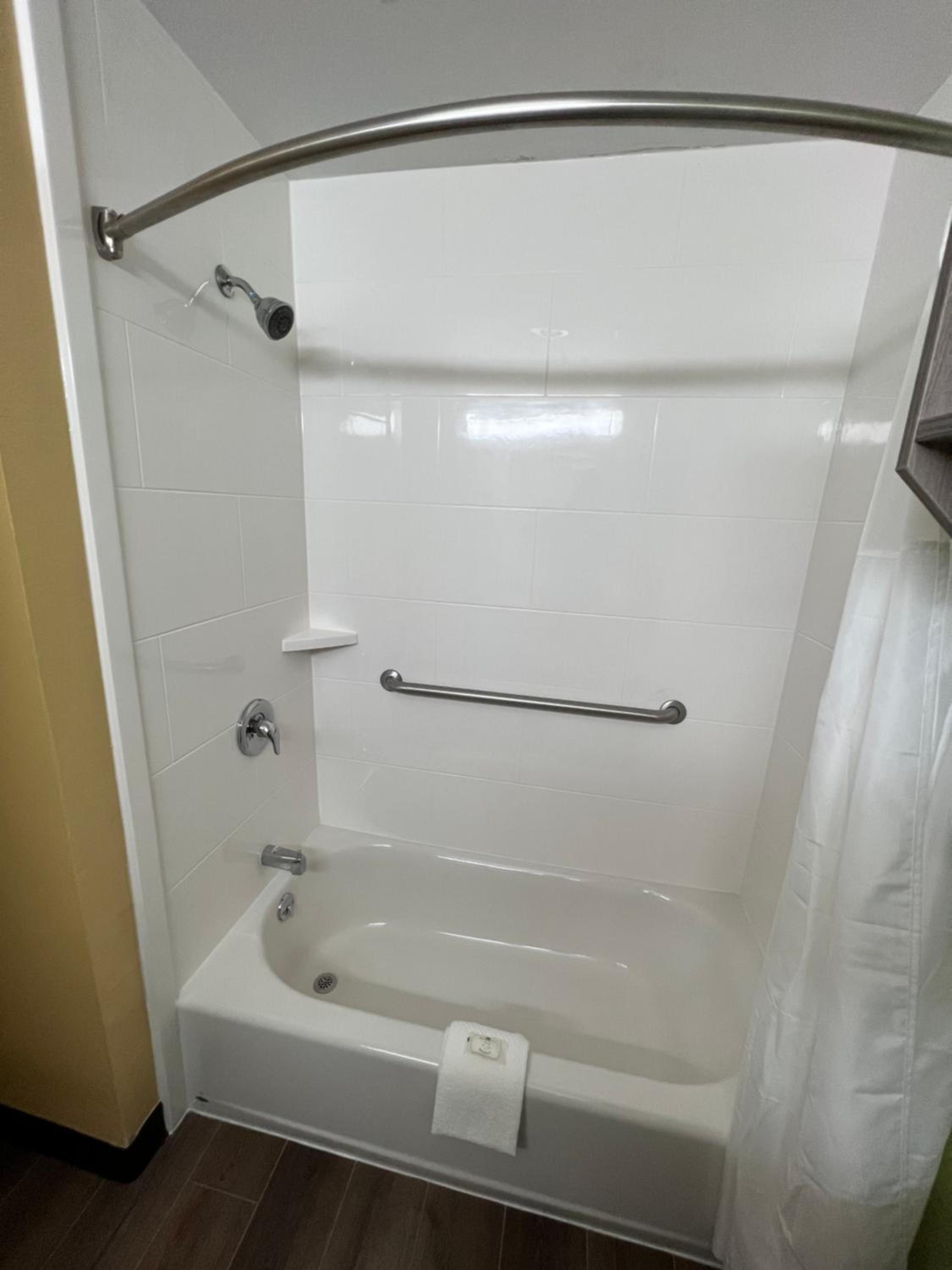 Quadruple Room with Two Queen Beds/Dog Friendly Room - Non Smoking  - Photo 4
