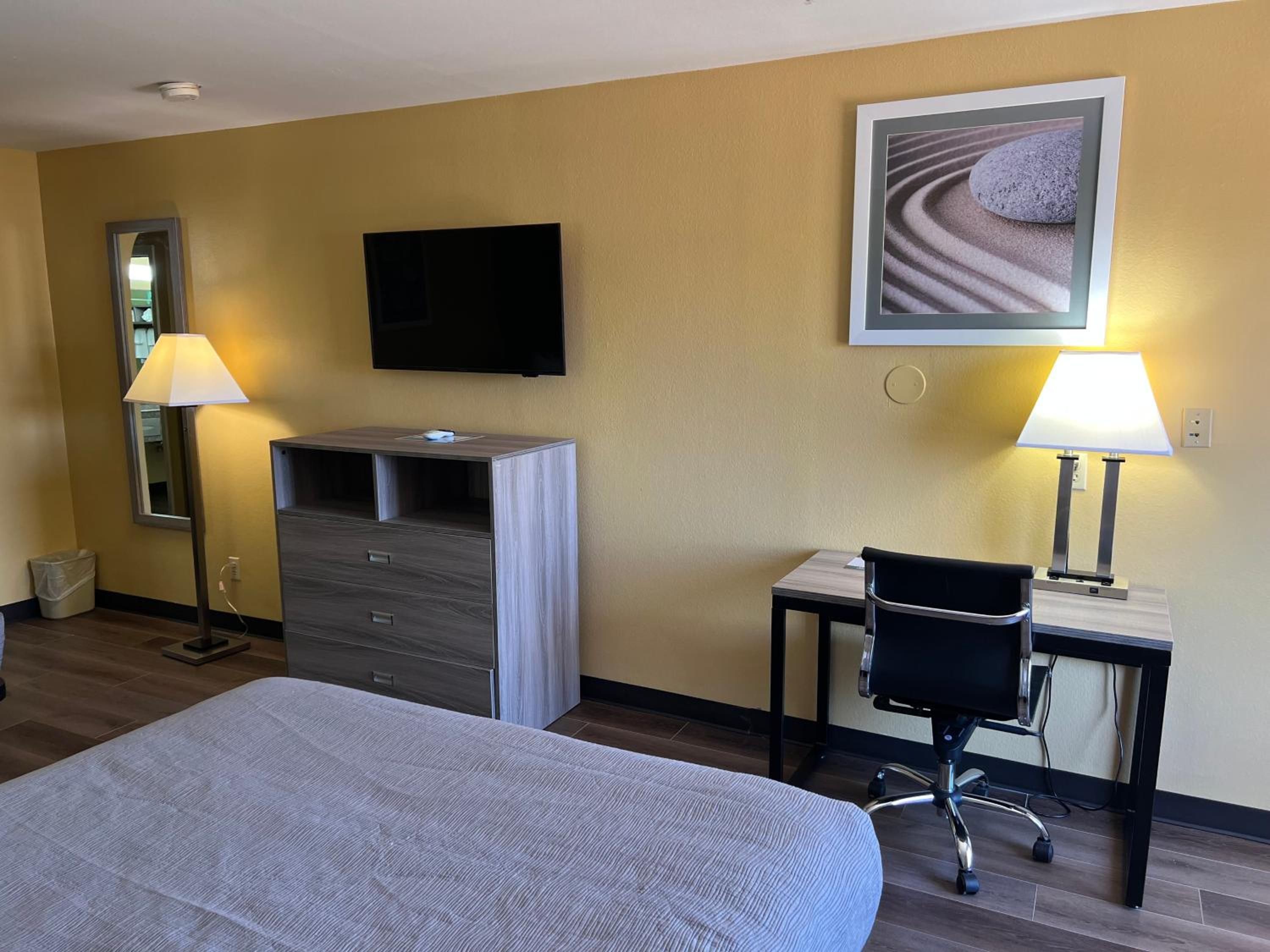 Quadruple Room with Two Queen Beds/Dog Friendly Room - Non Smoking  - Photo 1