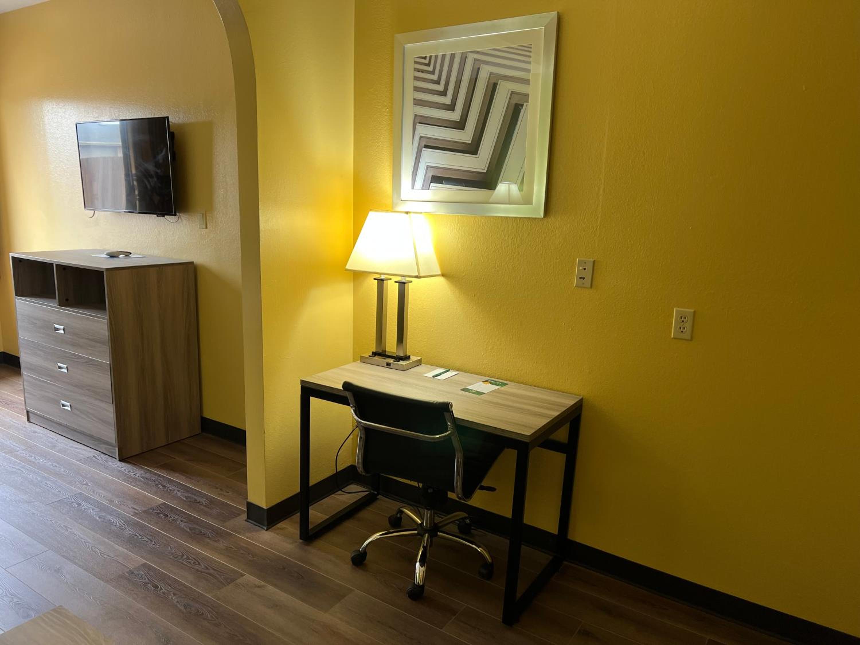 King Room - Non Smoking - Photo 3
