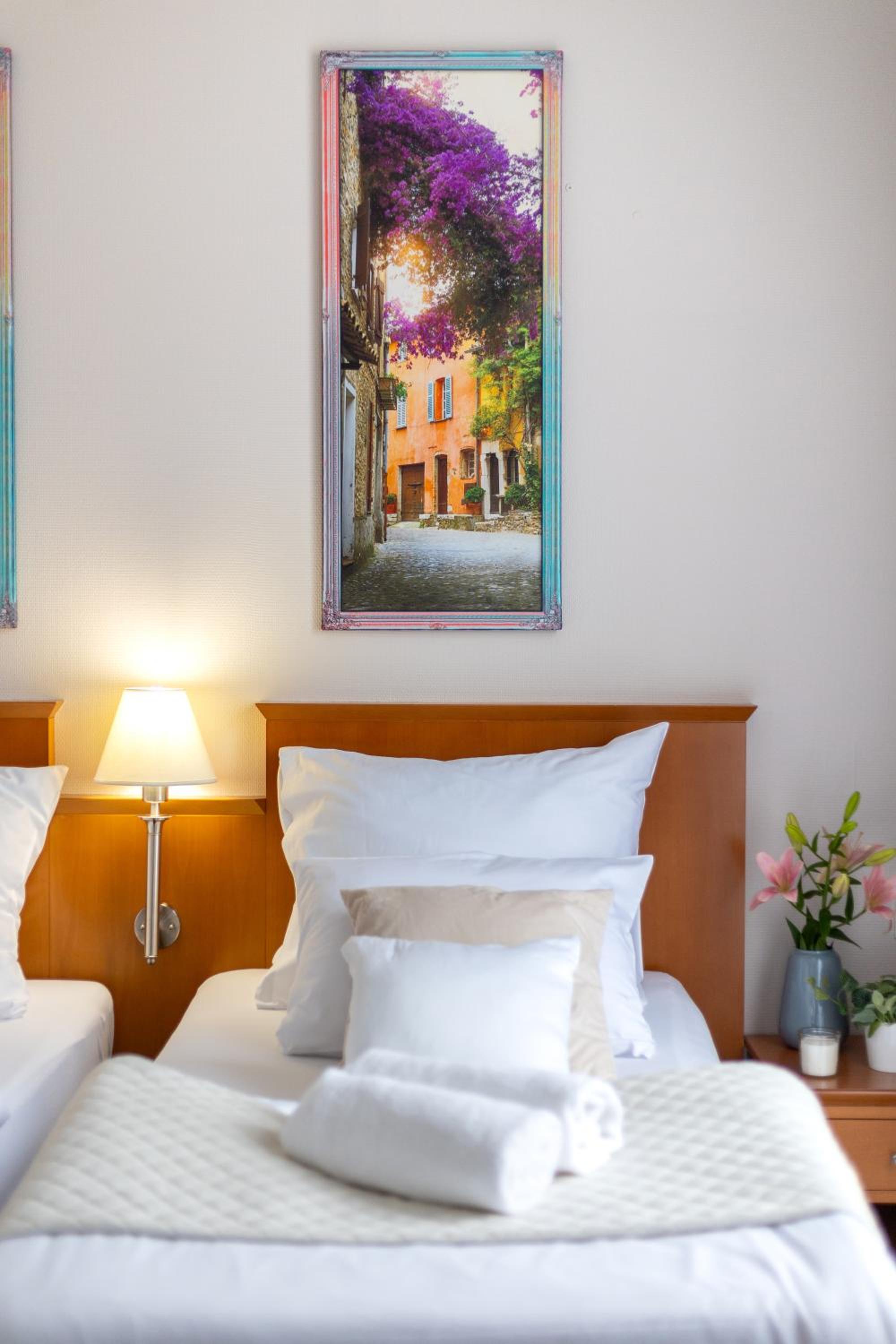 Standard Twin Room - Photo 4