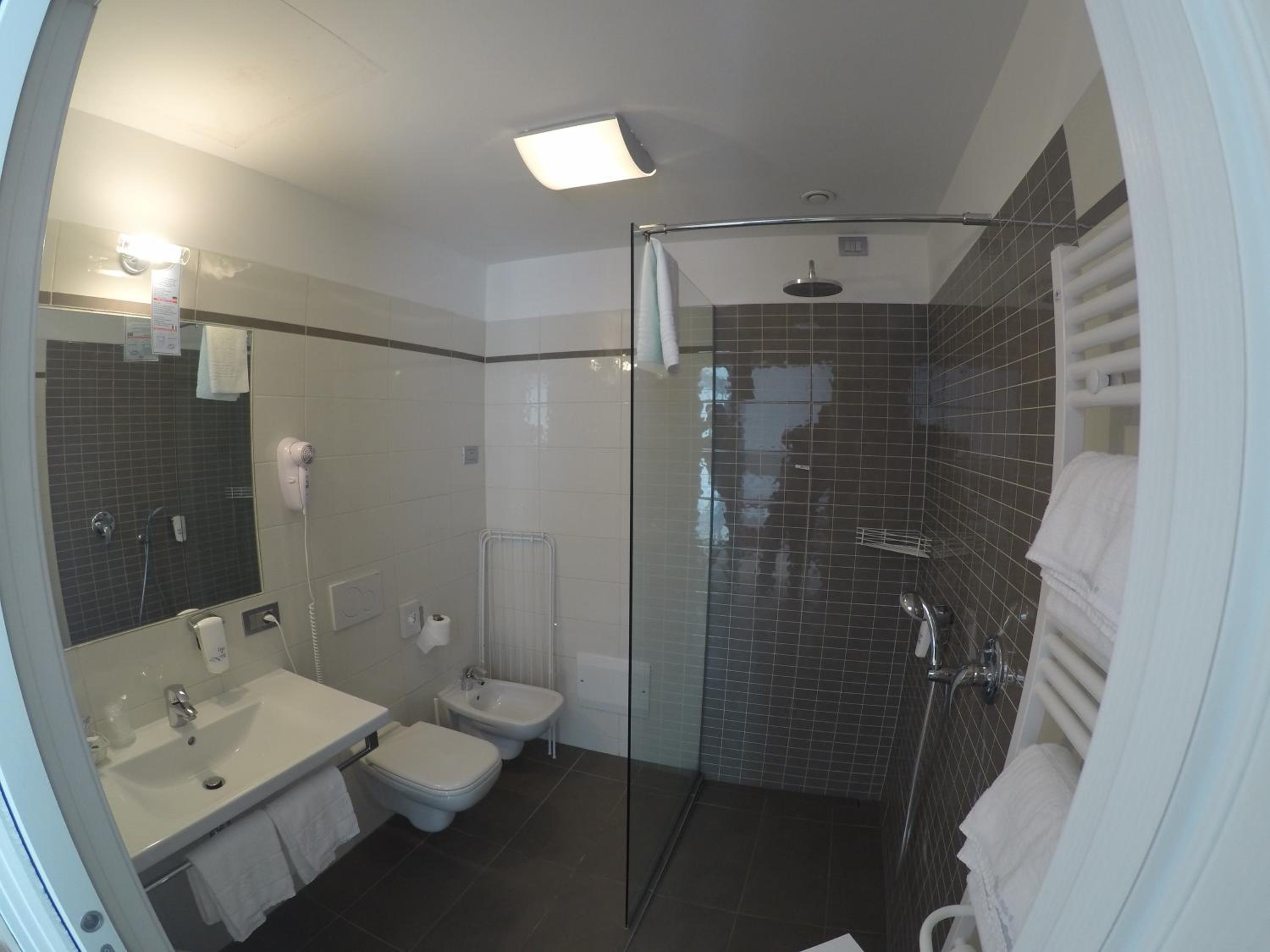 Double or Twin Room with Lateral Lake View photo 3