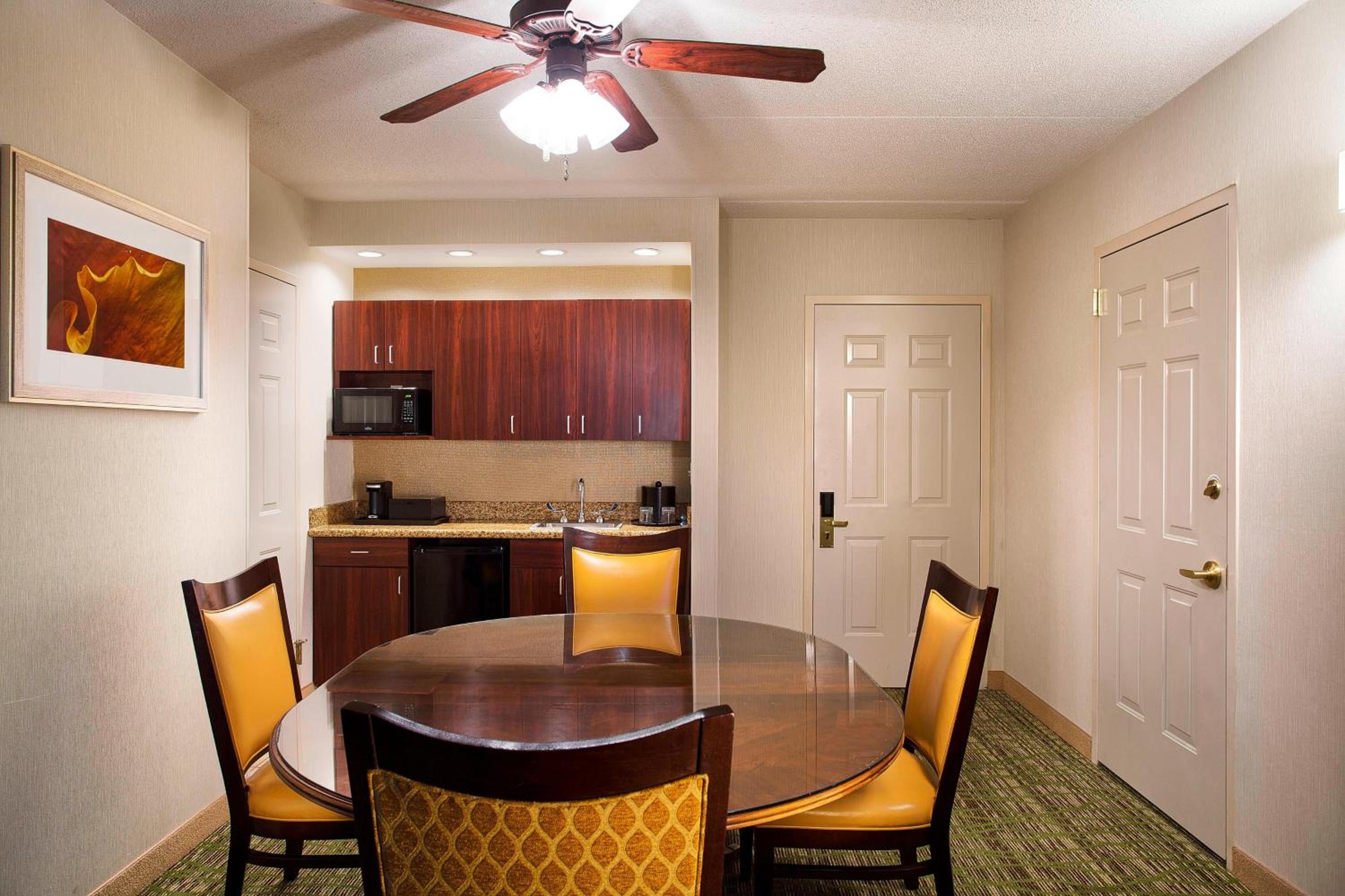 One-Bedroom King Suite with Sofa Bed and Whirlpool photo 2