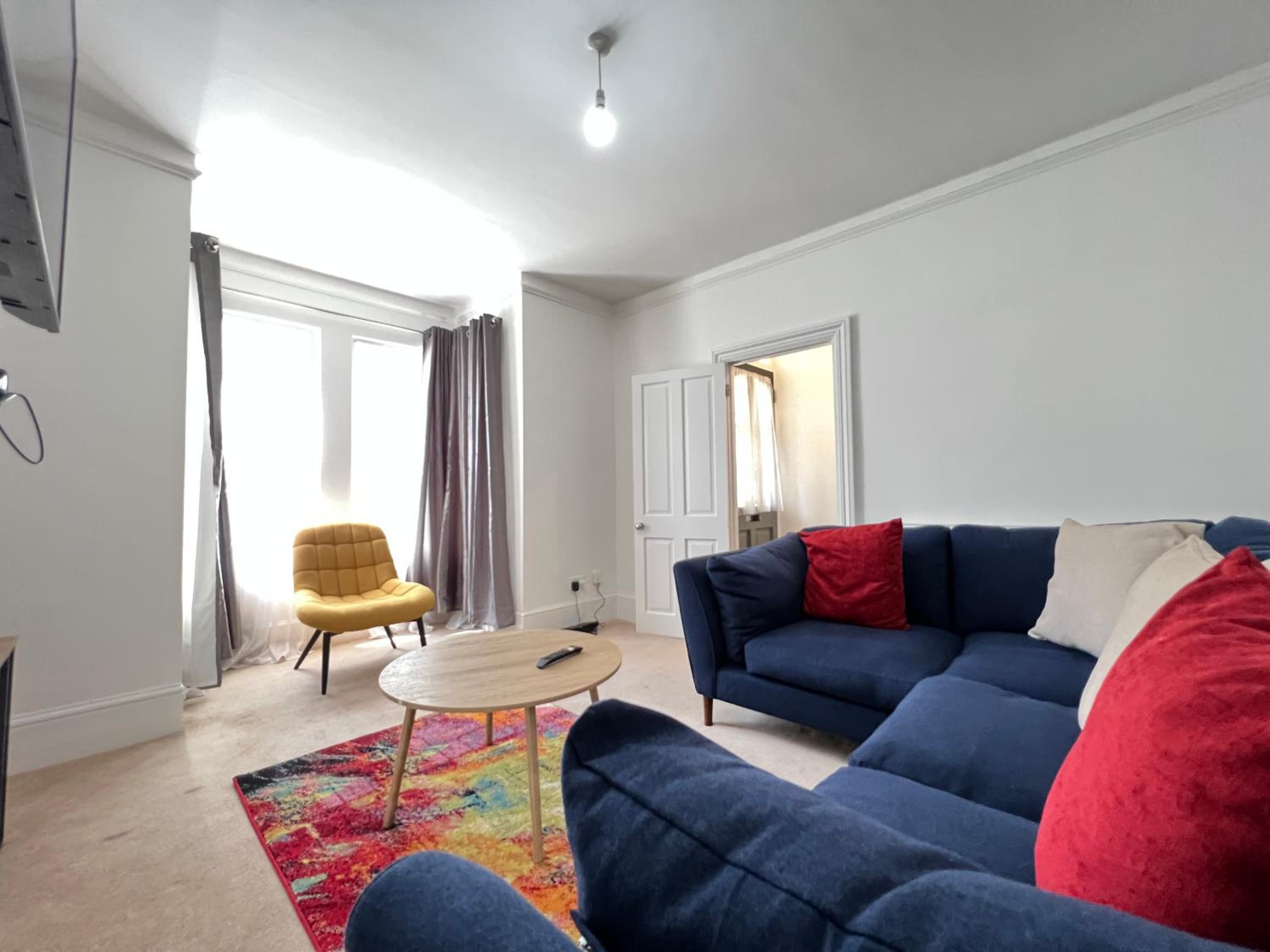 Five-Bedroom House photo 1
