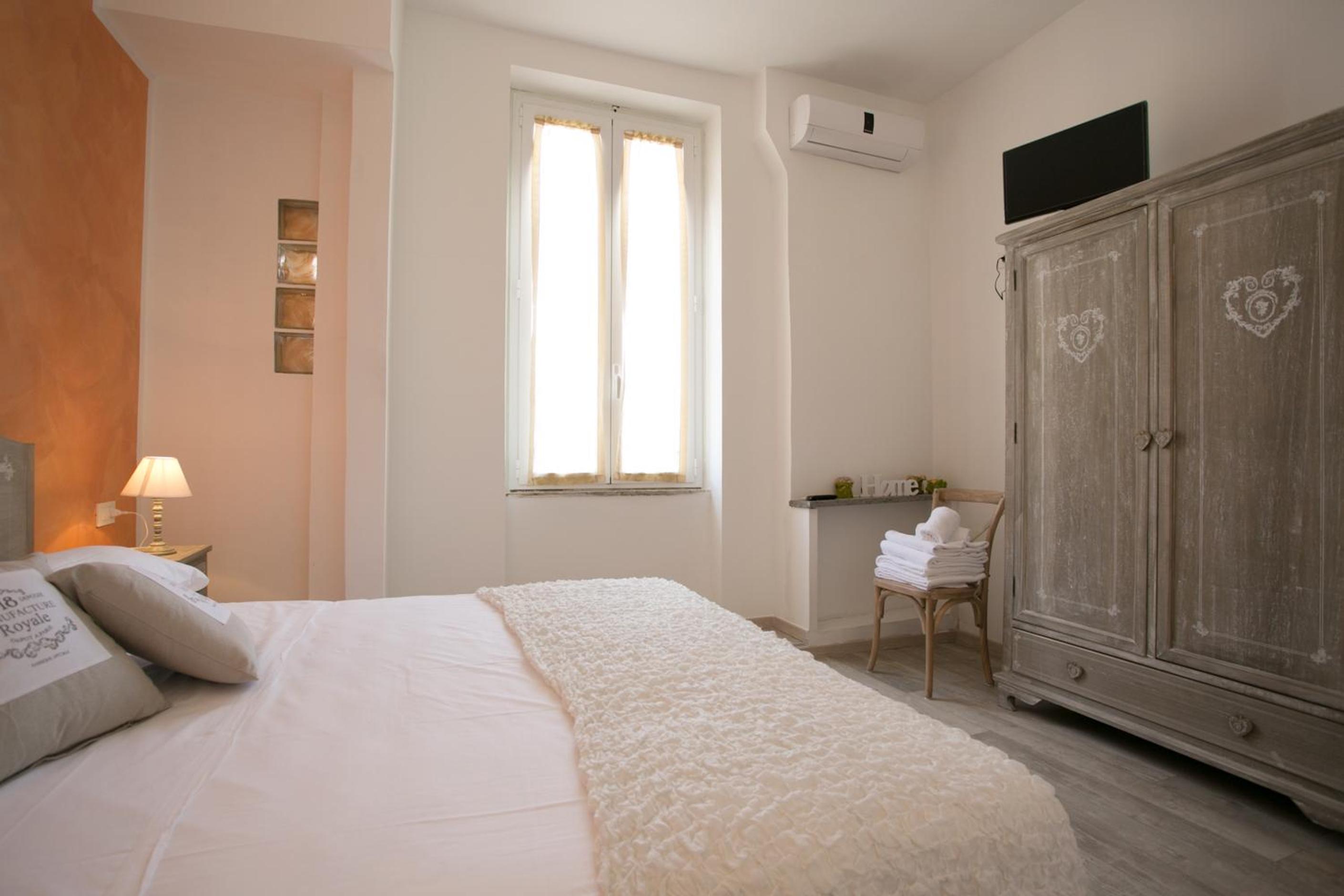 Deluxe Double Room with City View via San Giovanni in Laterano 85