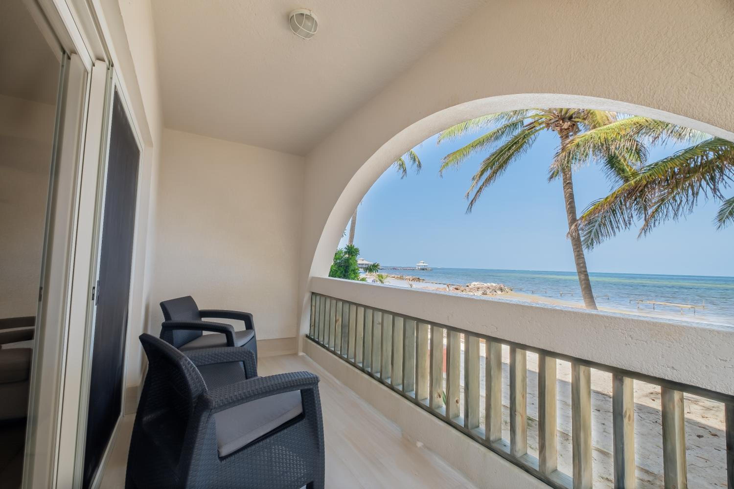 One Bedroom Oceanfront Suite photo 2