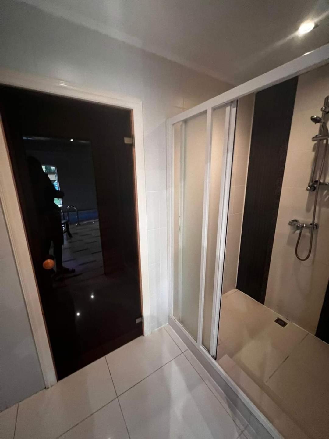 Seven-Bedroom House - Photo 23