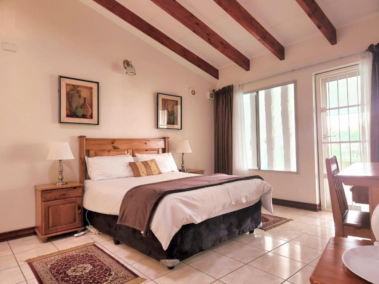 Queen Room with Pool View - Photo 3