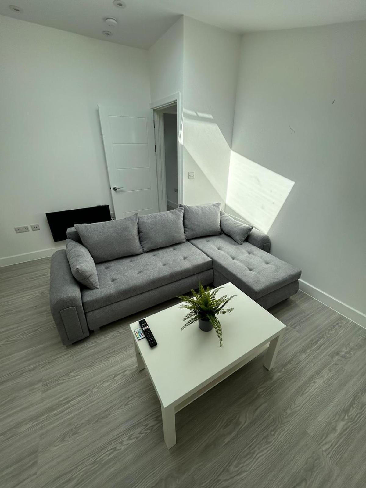 One-Bedroom Apartment photo 2