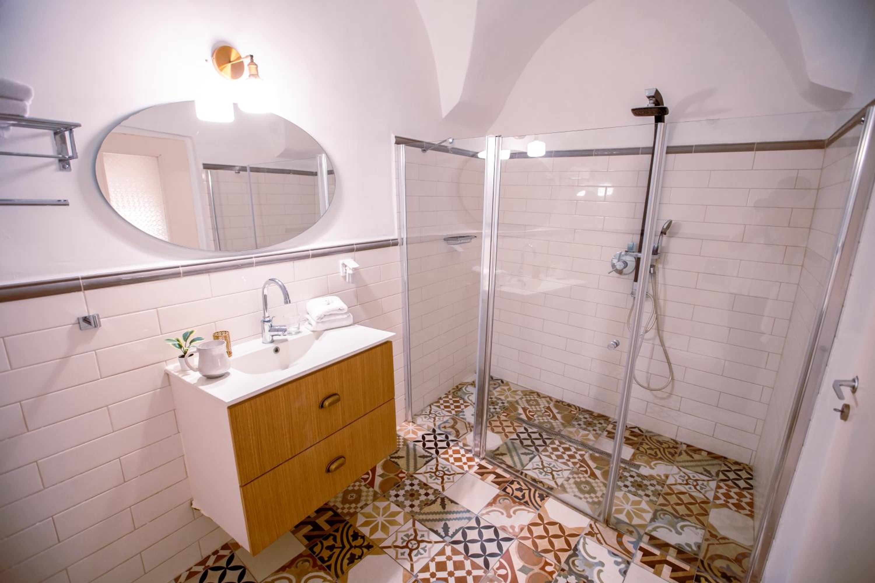 Double or Twin Room with Private Bathroom photo 2