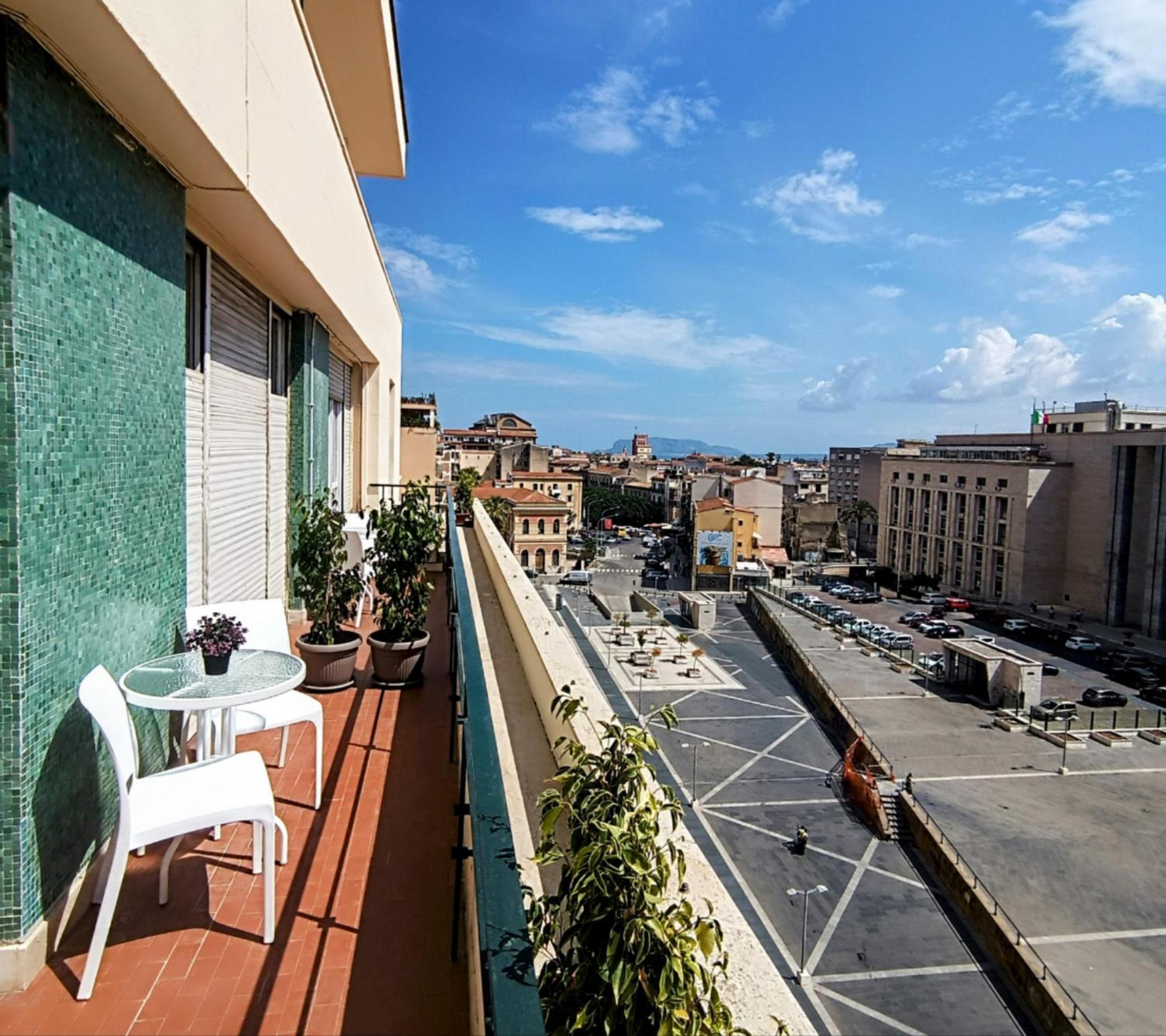 Deluxe Double Room with Balcony - Photo 9
