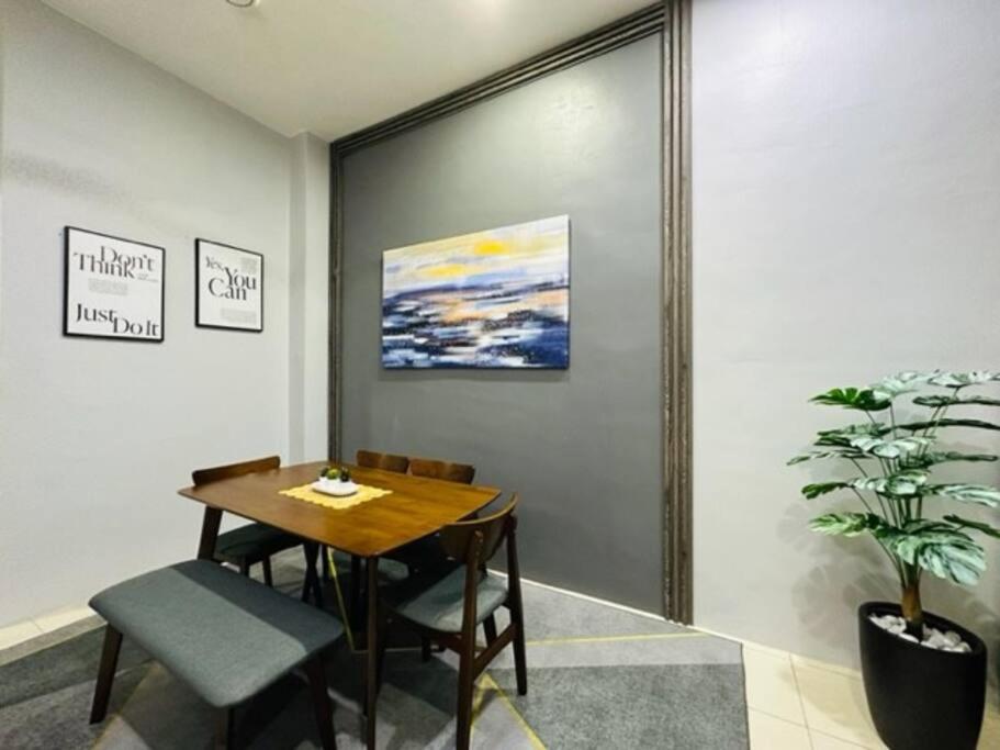 Three-Bedroom House photo 3
