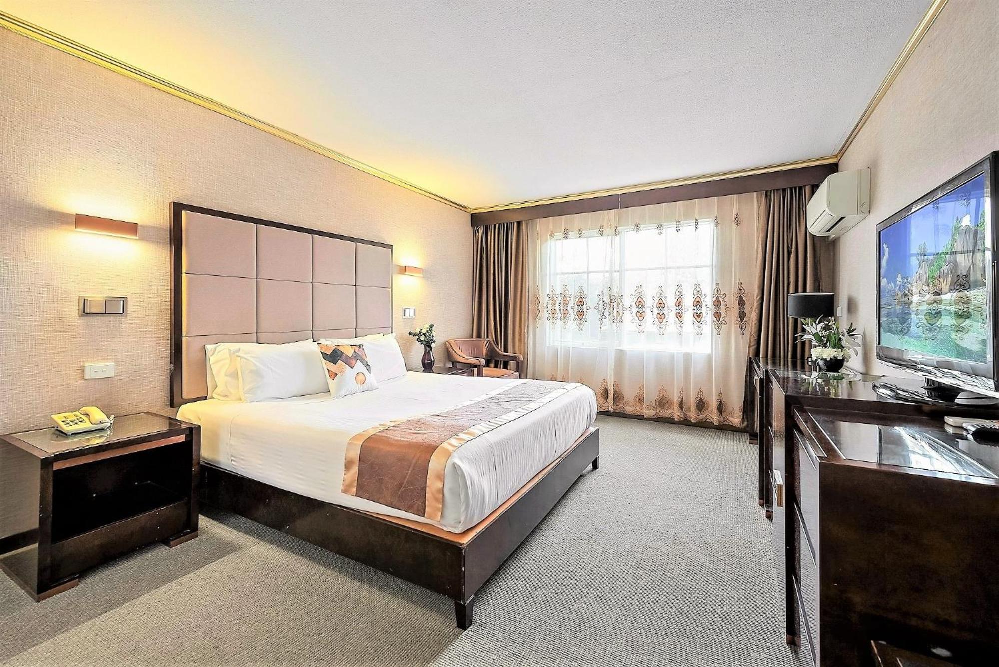 Deluxe Hotel Room with One King Bed