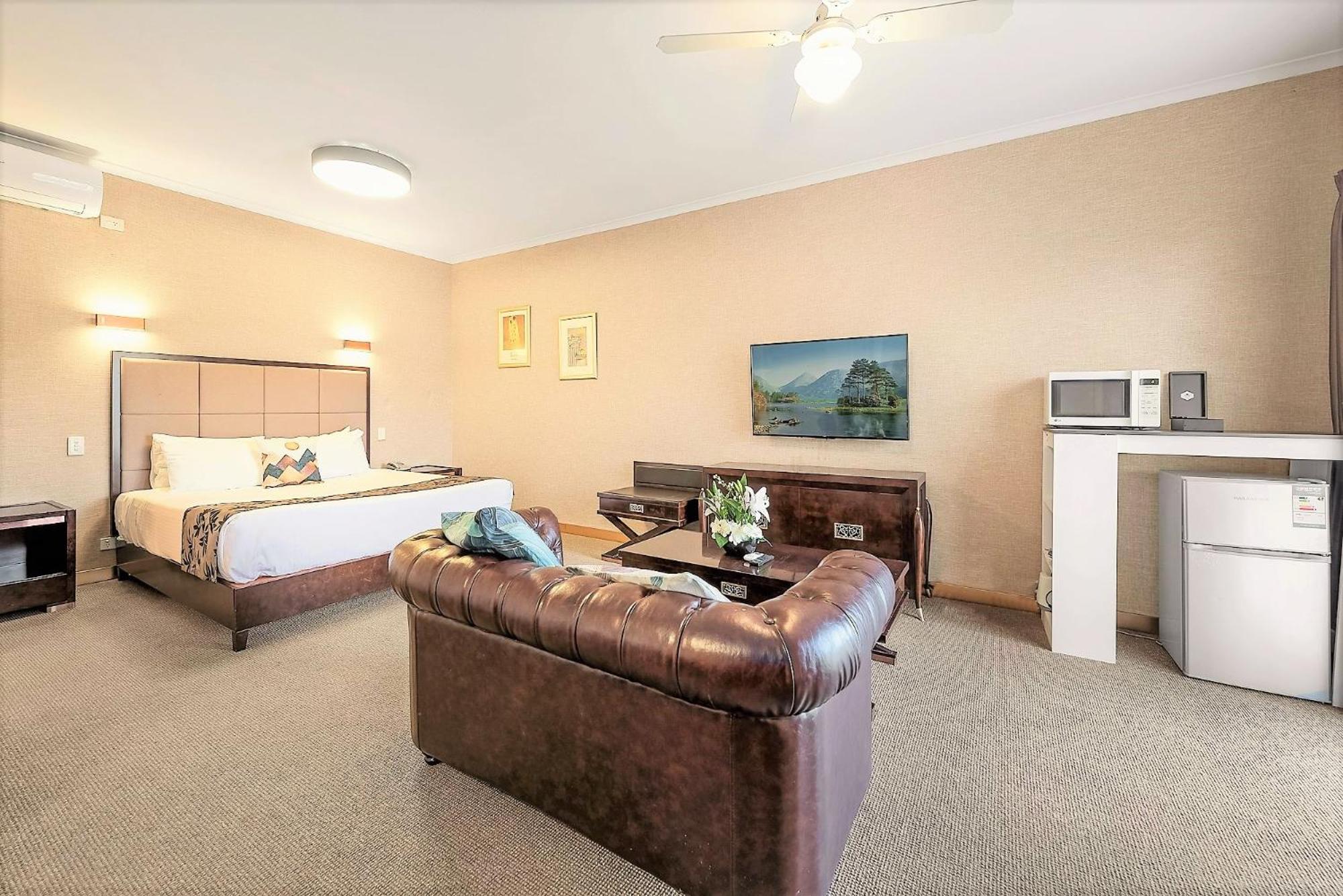 Hillview Spa Suite with One King Bed