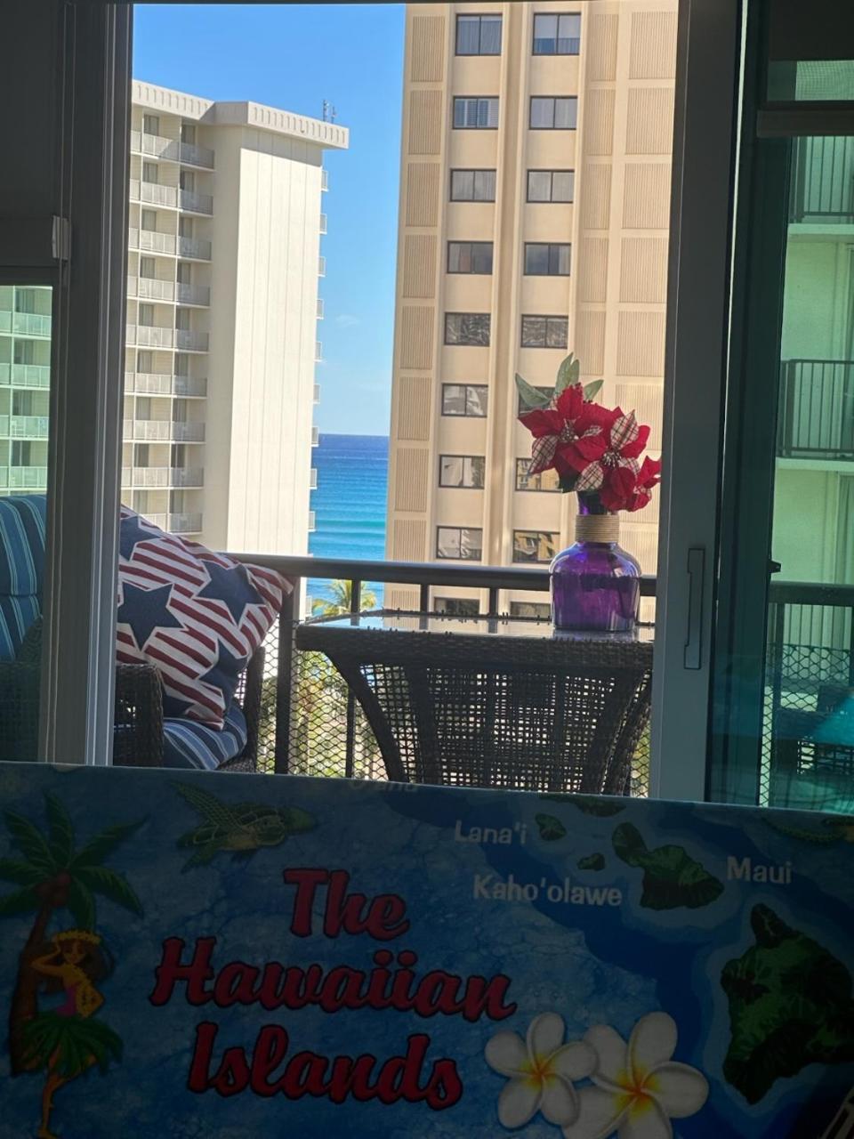 WELLCOME TO LOVELY CONDO 2 BEDS 2 BATHS FREE PARKING IN WAIKIKI BEACH: Two-Bedroom Apartment photo