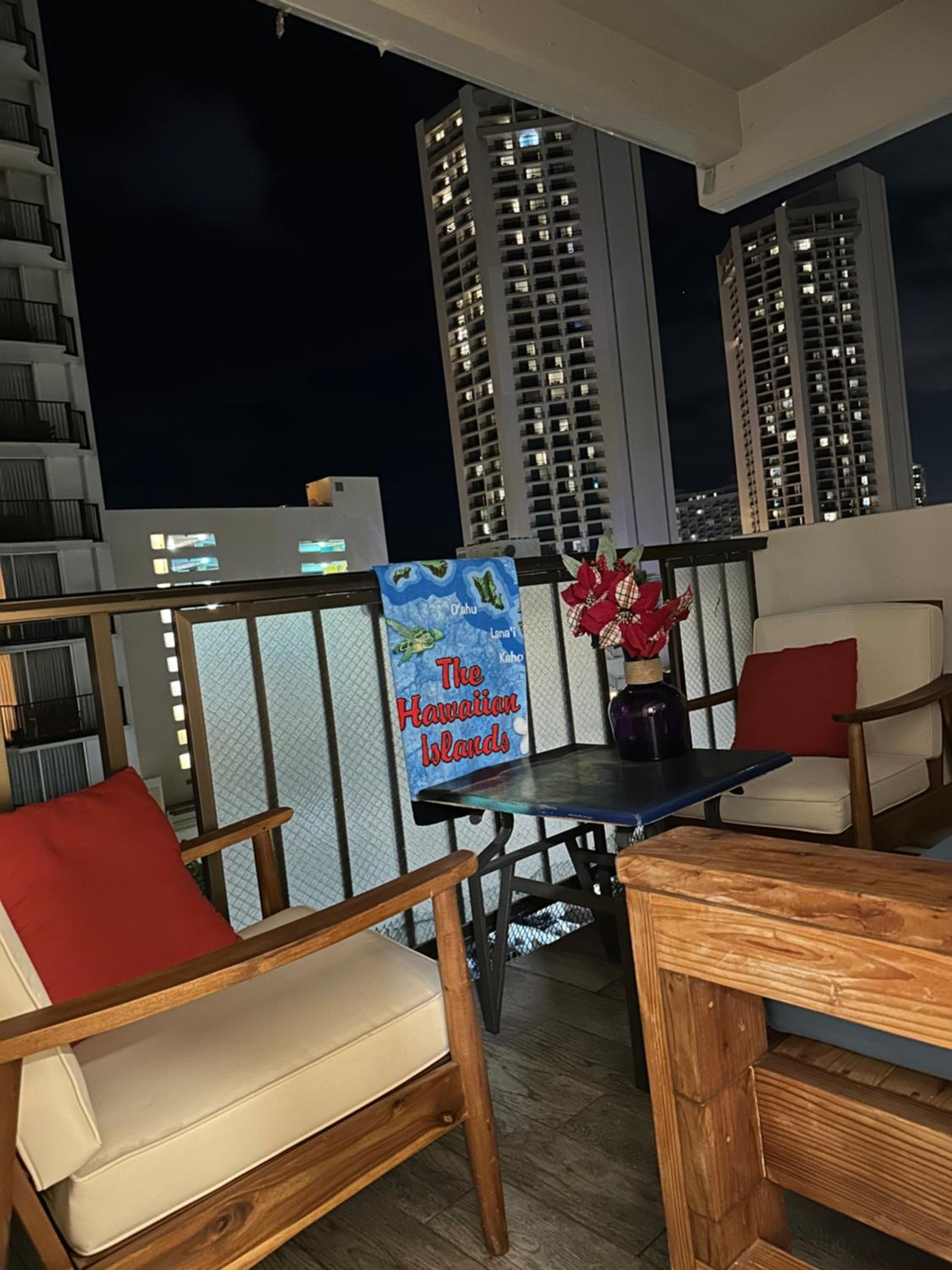 WELLCOME TO LOVELY CONDO 2 BEDS 2 BATHS FREE PARKING IN WAIKIKI BEACH: Two-Bedroom Apartment photo