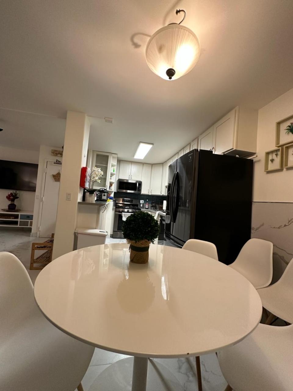 WELLCOME TO LOVELY CONDO 2 BEDS 2 BATHS FREE PARKING IN WAIKIKI BEACH: Two-Bedroom Apartment photo