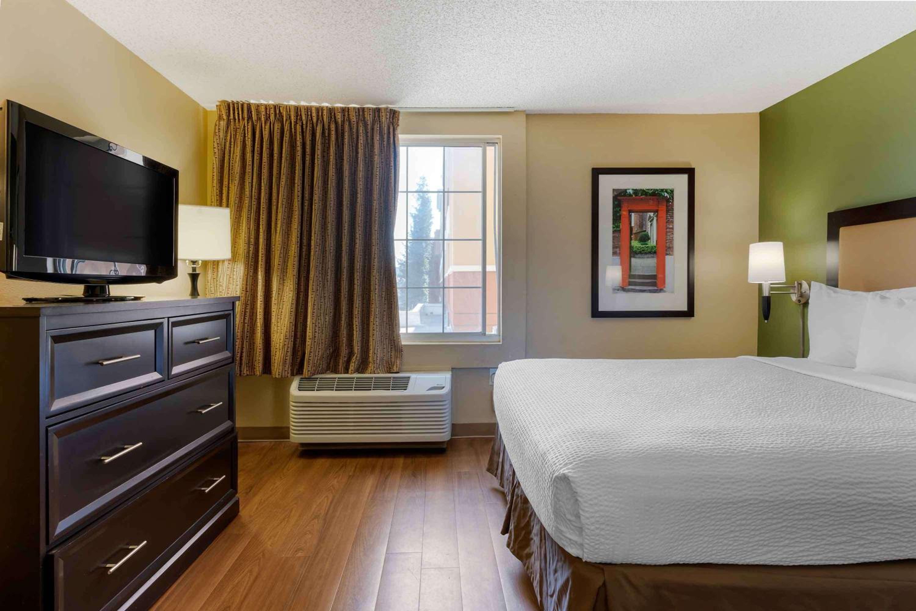 Queen studio with 1 Queen Bed - Disability Access/Non-Smoking - Photo 4