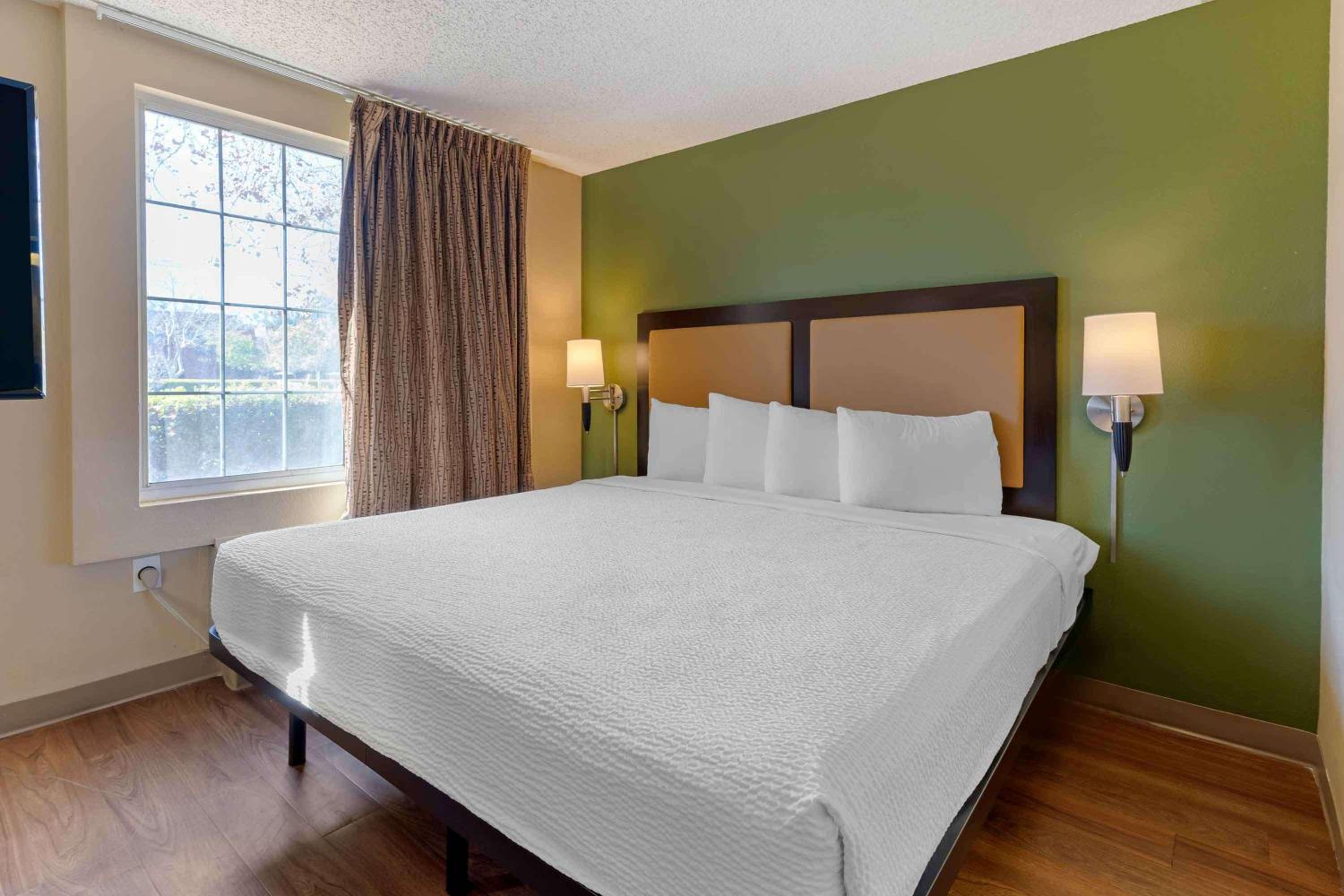 Deluxe Studio with 1 King Bed - Non-Smoking - Photo 1