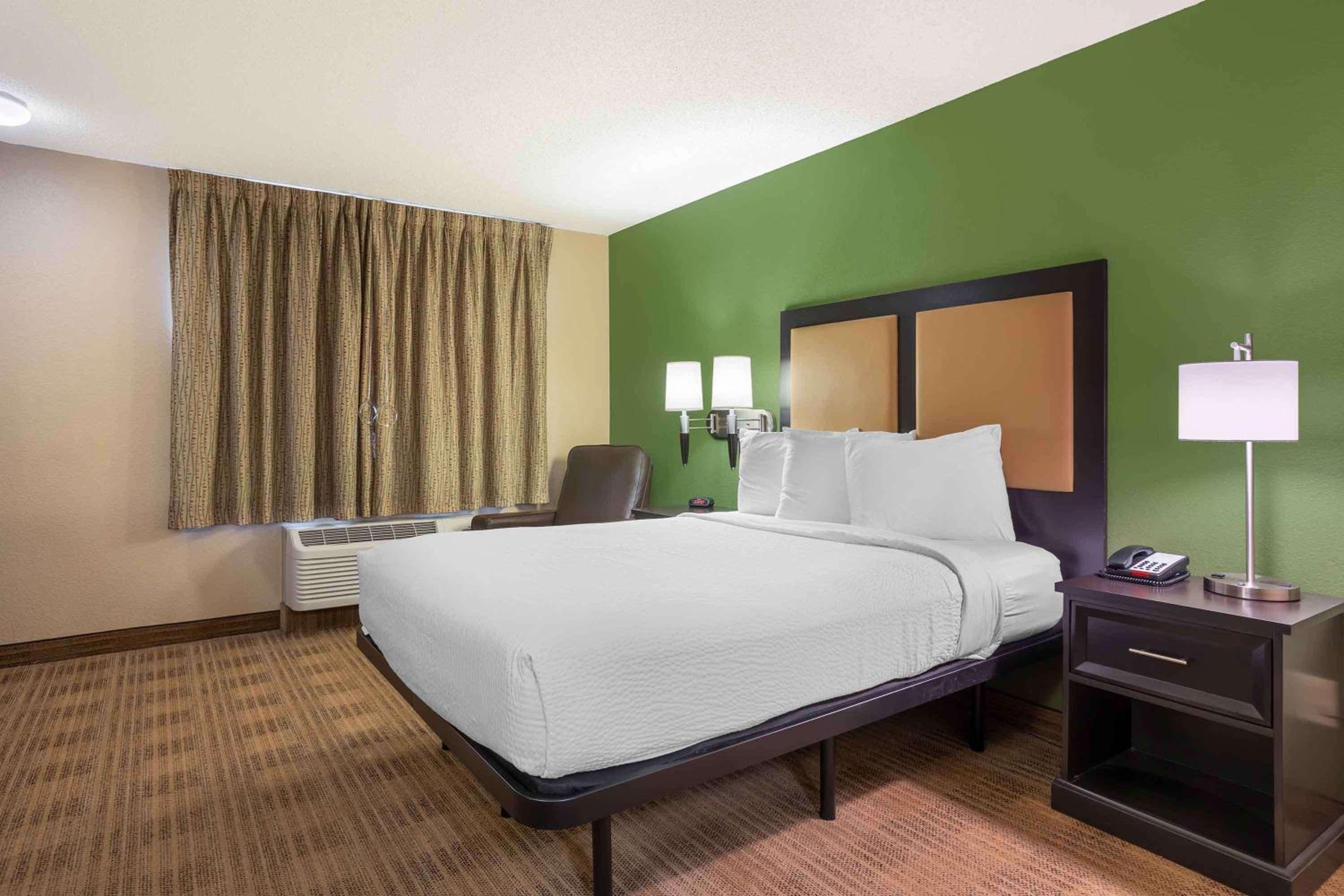 Queen studio with 1 Queen Bed - Disability Access/Non-Smoking - Photo 1