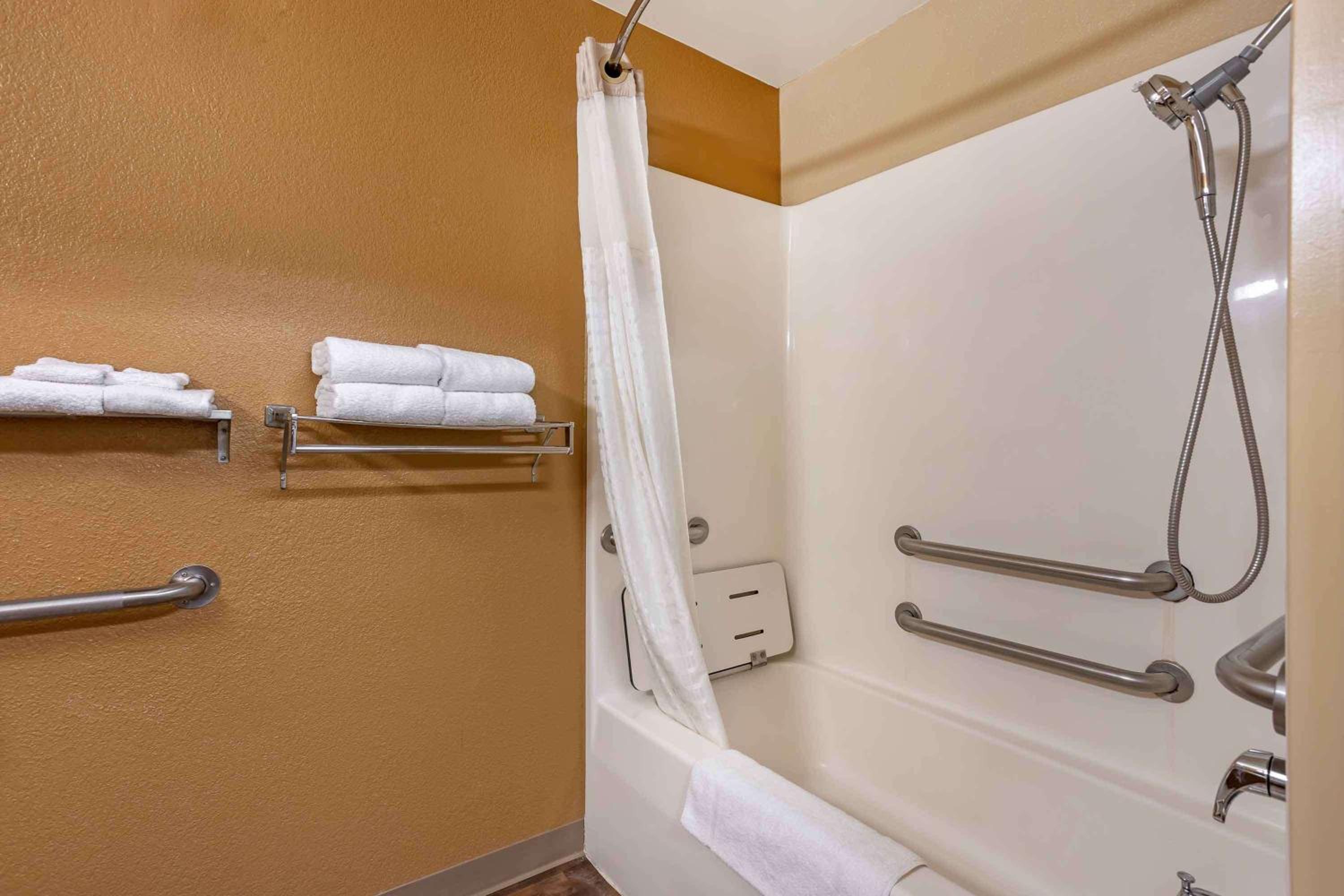 Queen studio with 1 Queen Bed - Disability Access/Non-Smoking - Photo 10