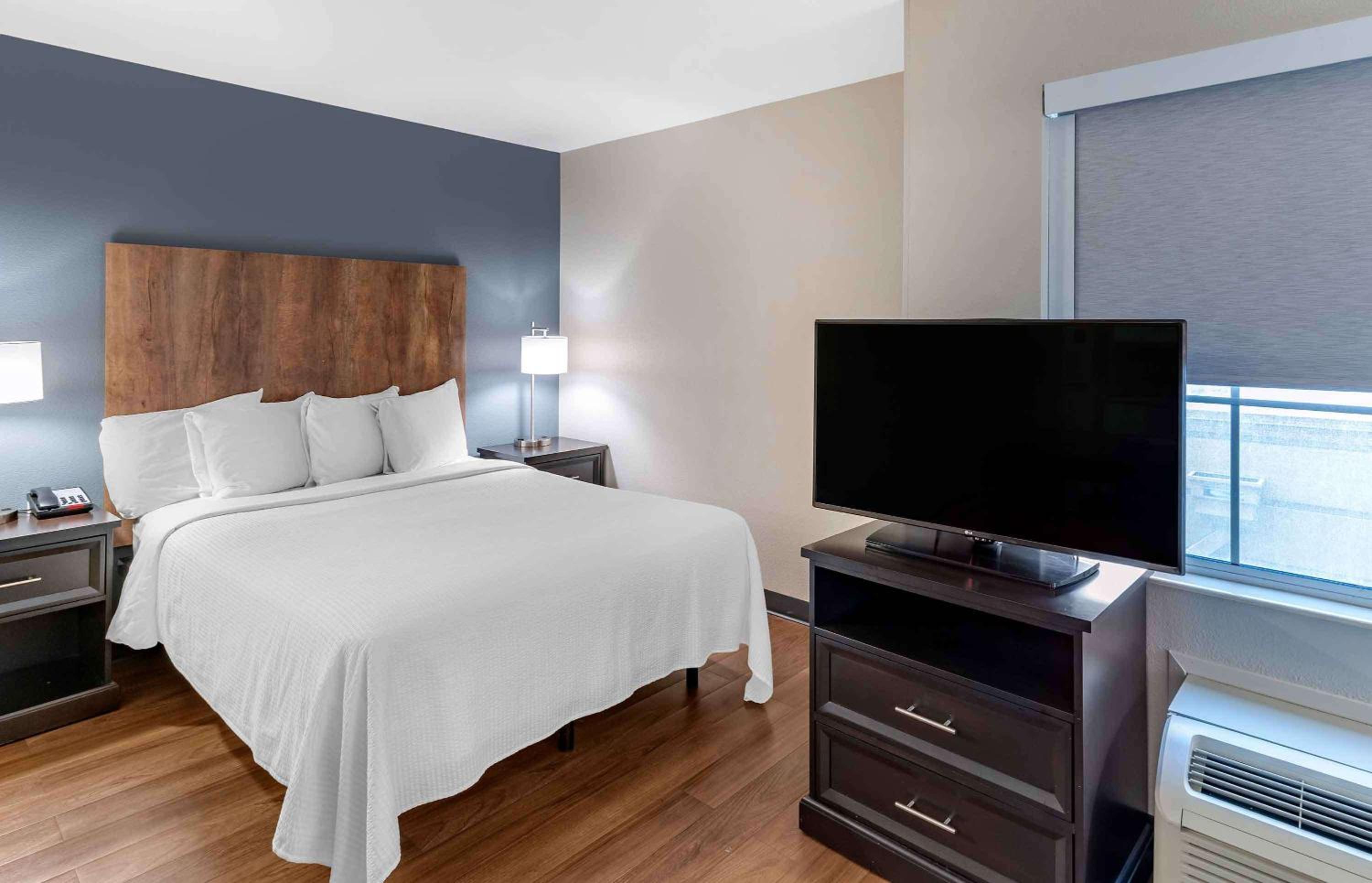 Deluxe Studio with 1 Queen Bed - Non-Smoking - Photo 1