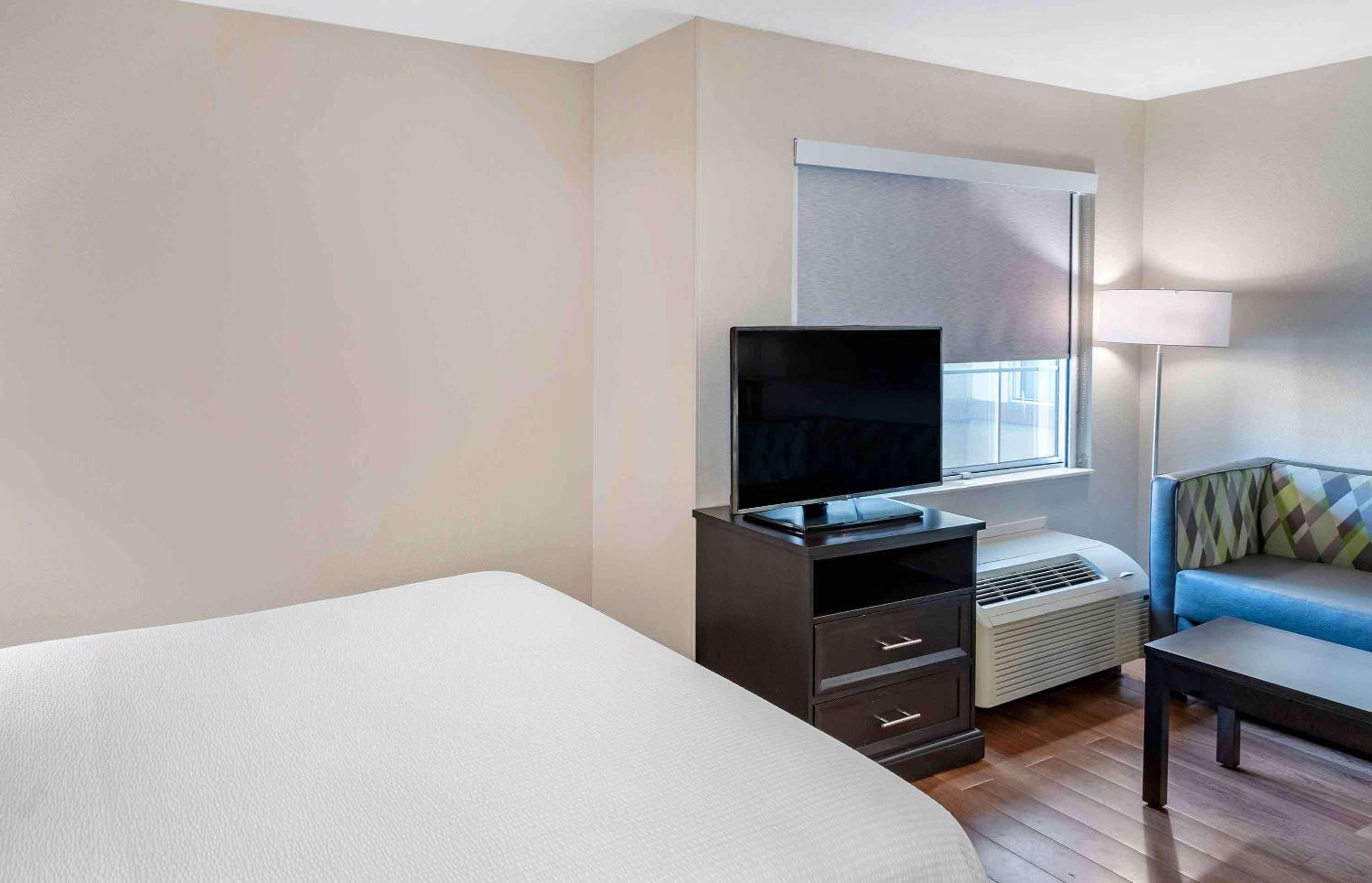 Deluxe Studio with 1 Queen Bed - Non-Smoking - Photo 5
