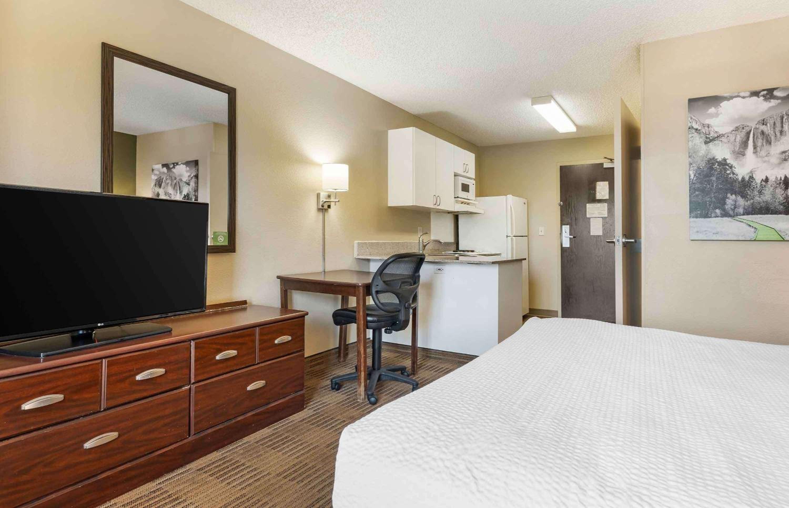 Queen studio with 1 Queen Bed - Disability Access/Non-Smoking - Photo 1
