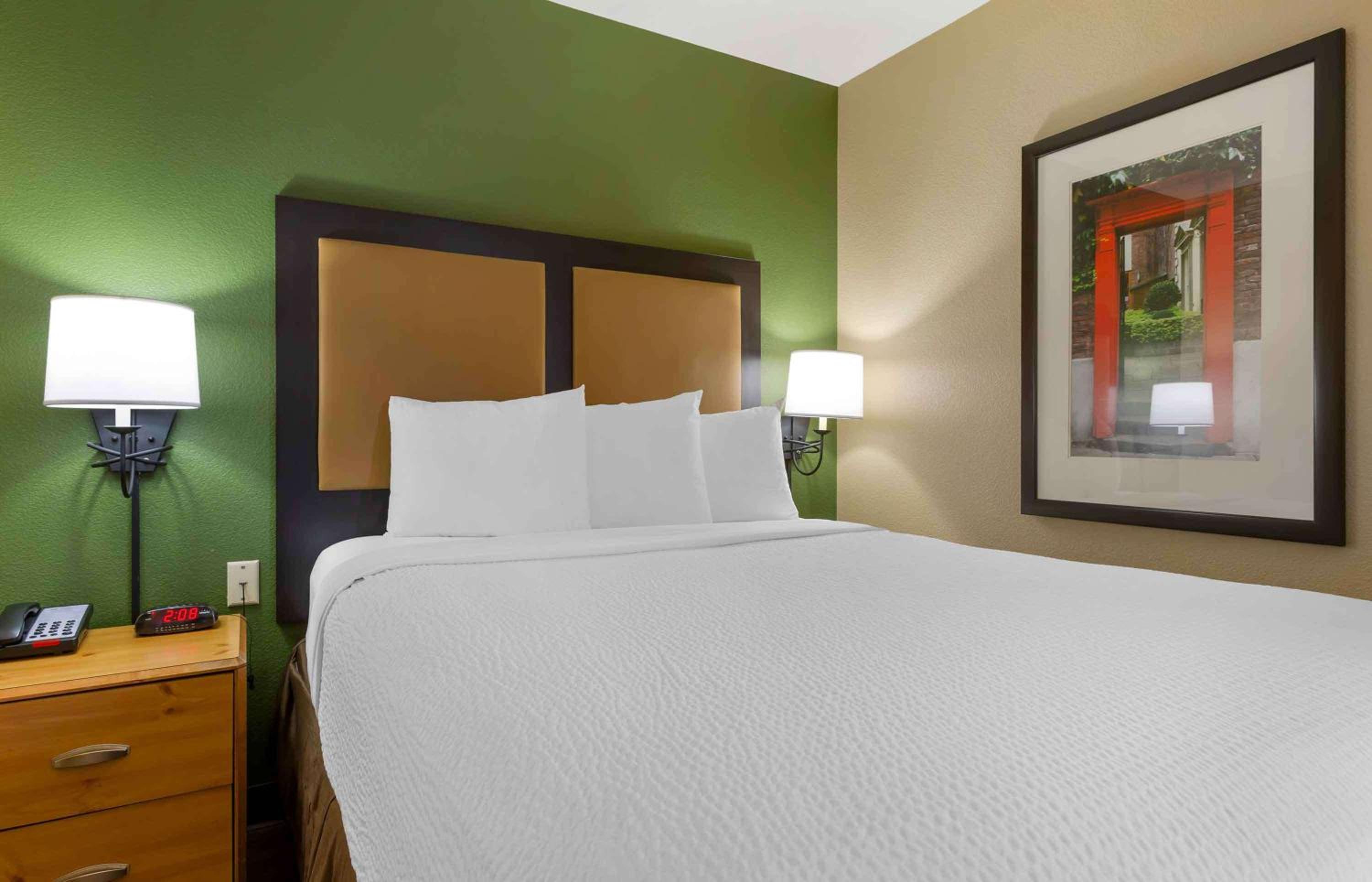 Deluxe Studio with 1 Queen Bed - Non-Smoking - Photo 7