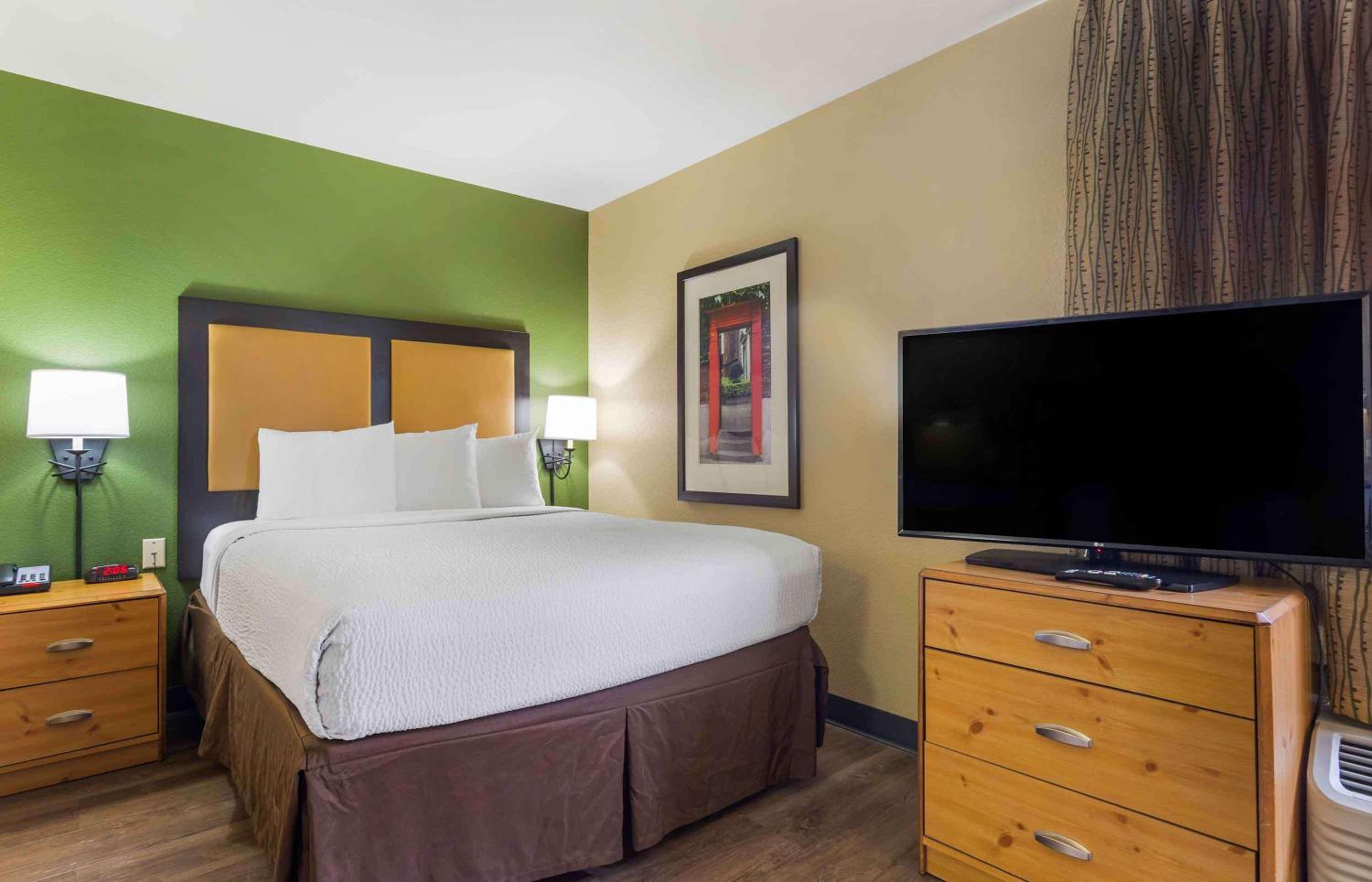 Deluxe Studio with 1 Queen Bed - Non-Smoking - Photo 1