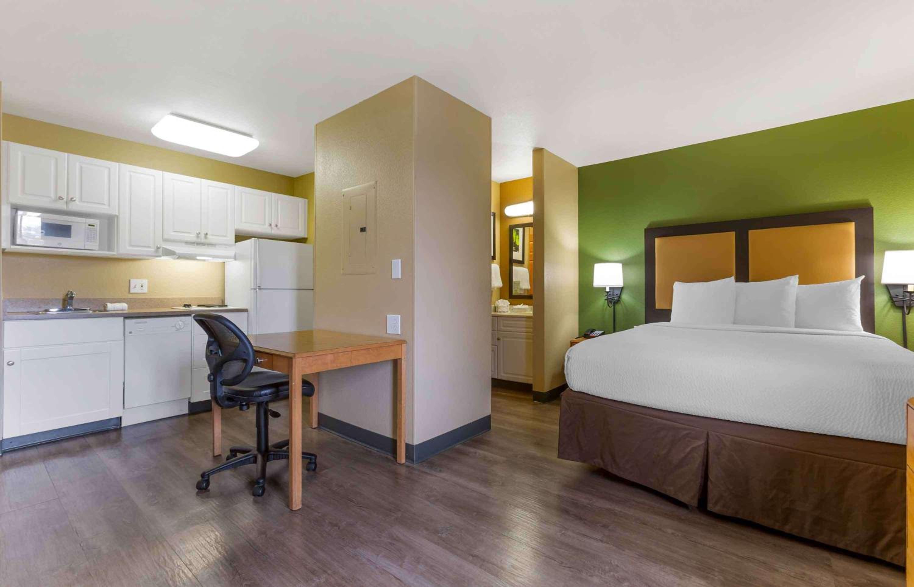 Deluxe Studio with 1 Queen Bed - Non-Smoking - Photo 8