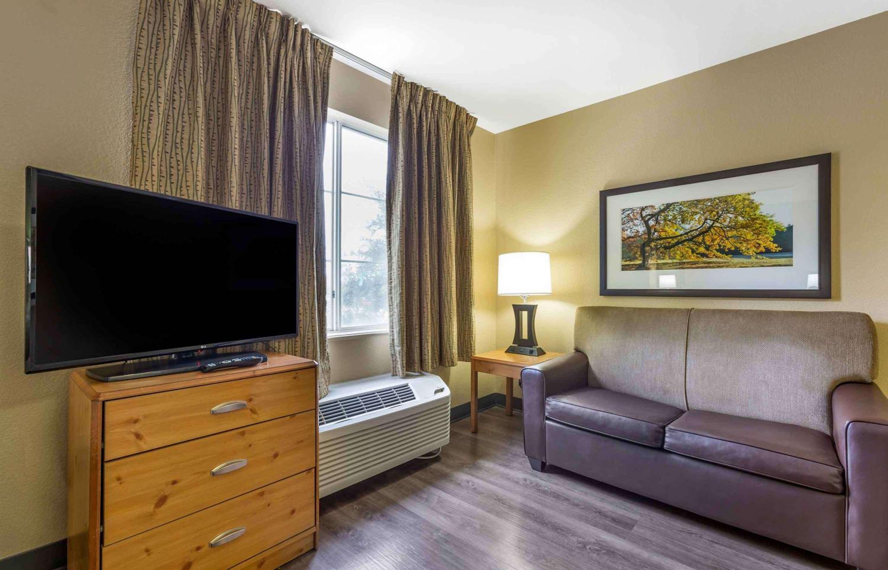 Deluxe Studio with 1 Queen Bed - Non-Smoking - Photo 5