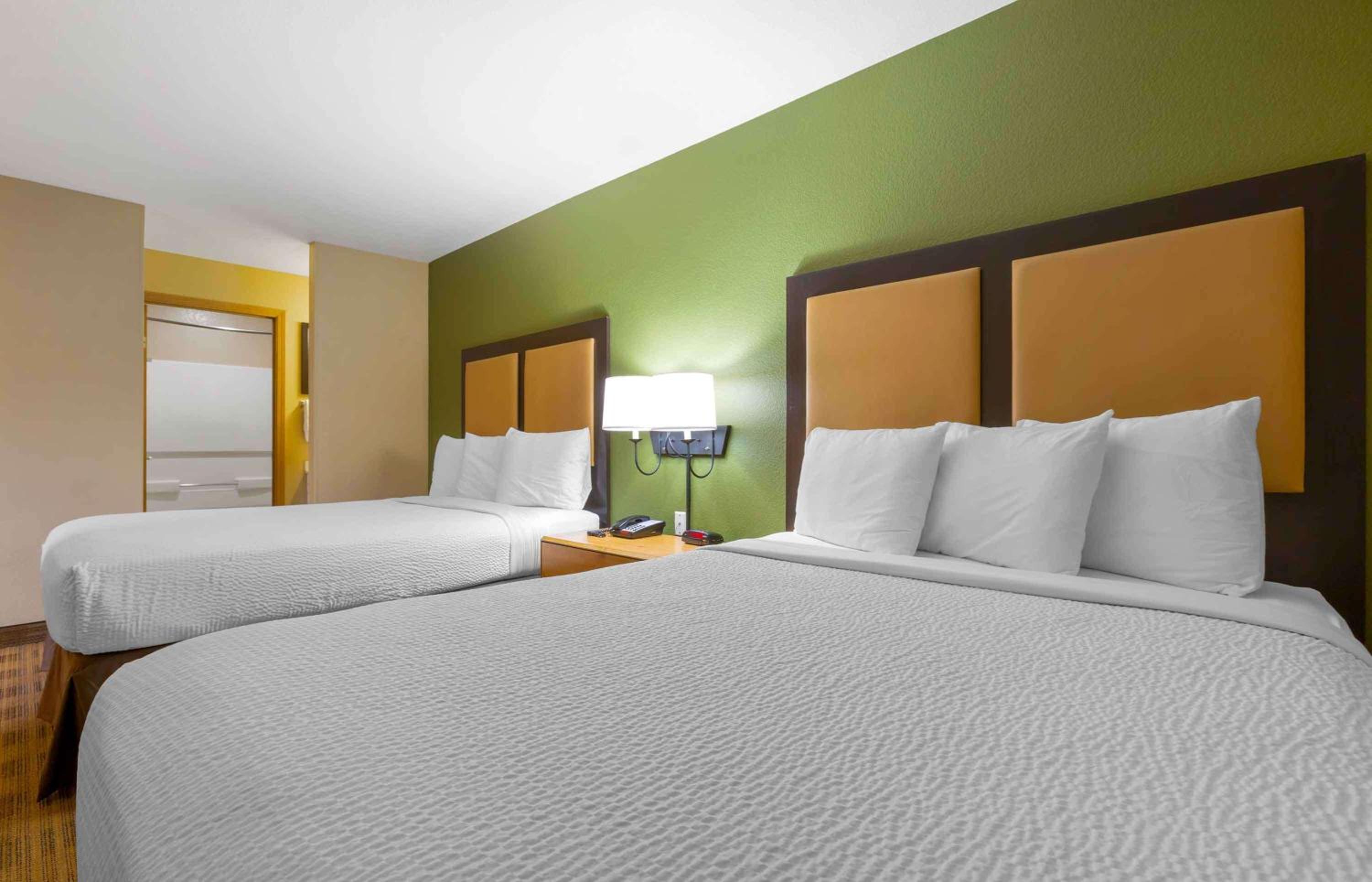 Deluxe Studio with 2 Queen Beds - Non-Smoking - Photo 1
