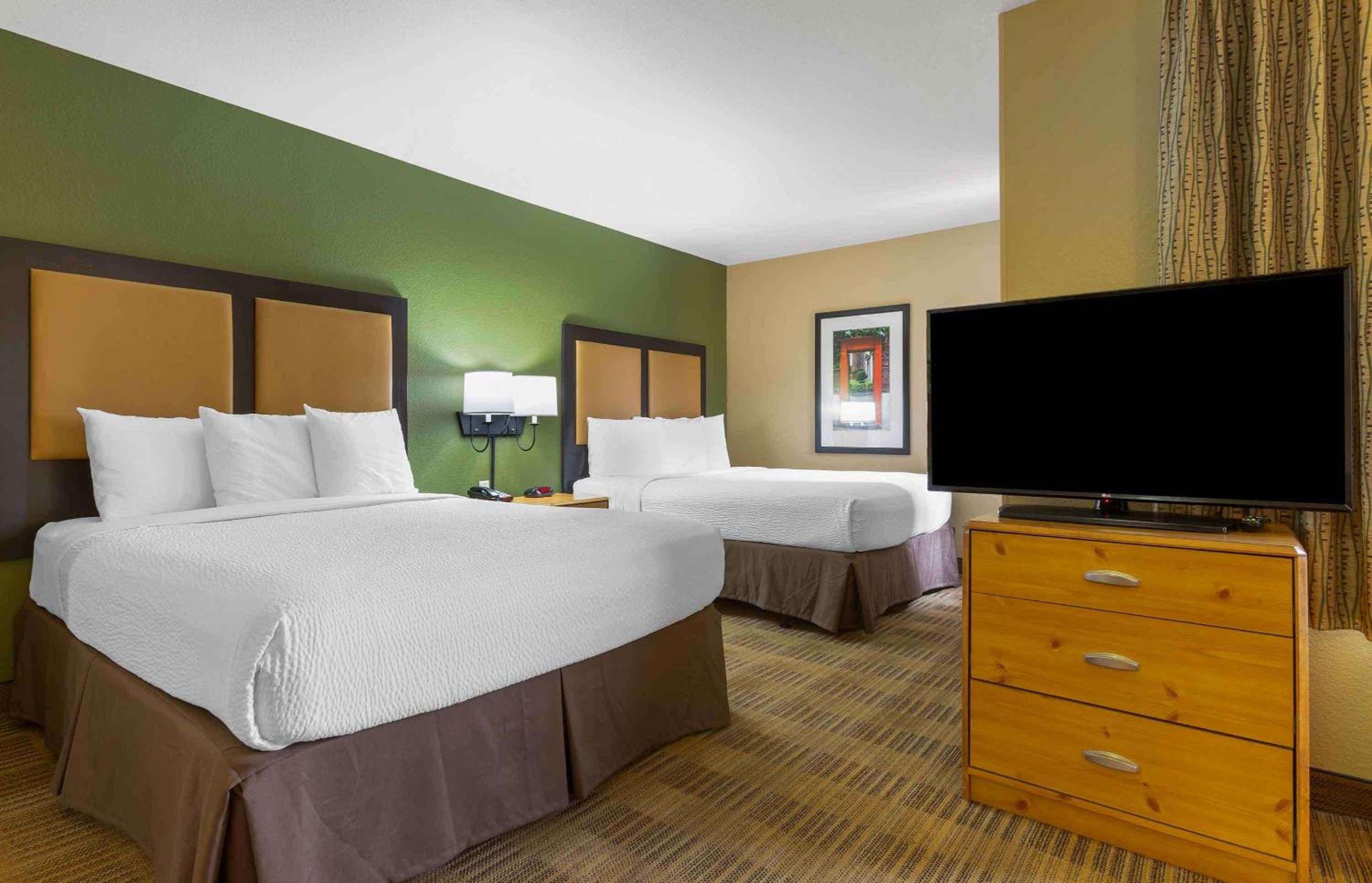Deluxe Studio with 2 Queen Beds - Non-Smoking - Photo 6