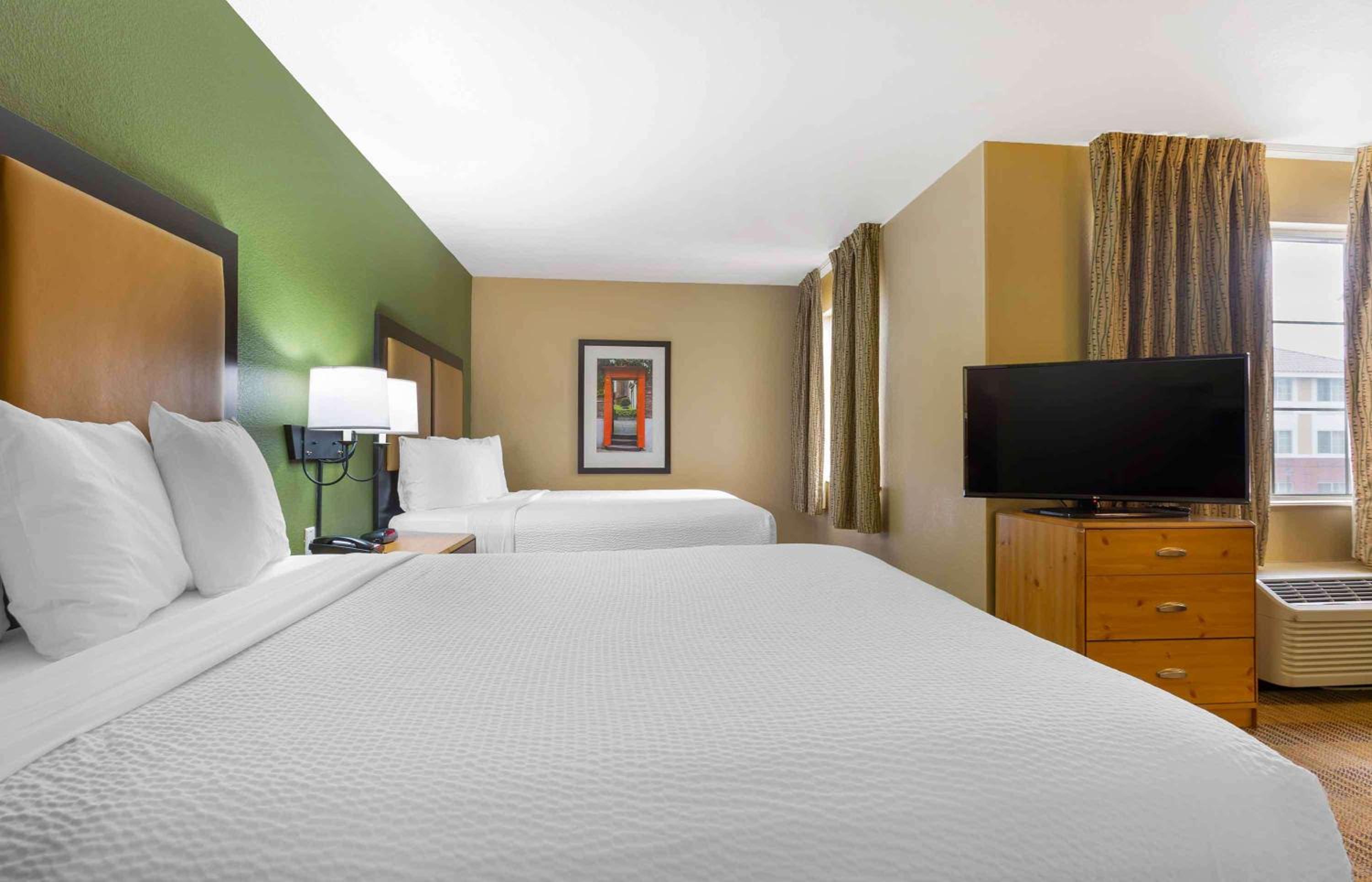Deluxe Studio with 2 Queen Beds - Non-Smoking - Photo 7