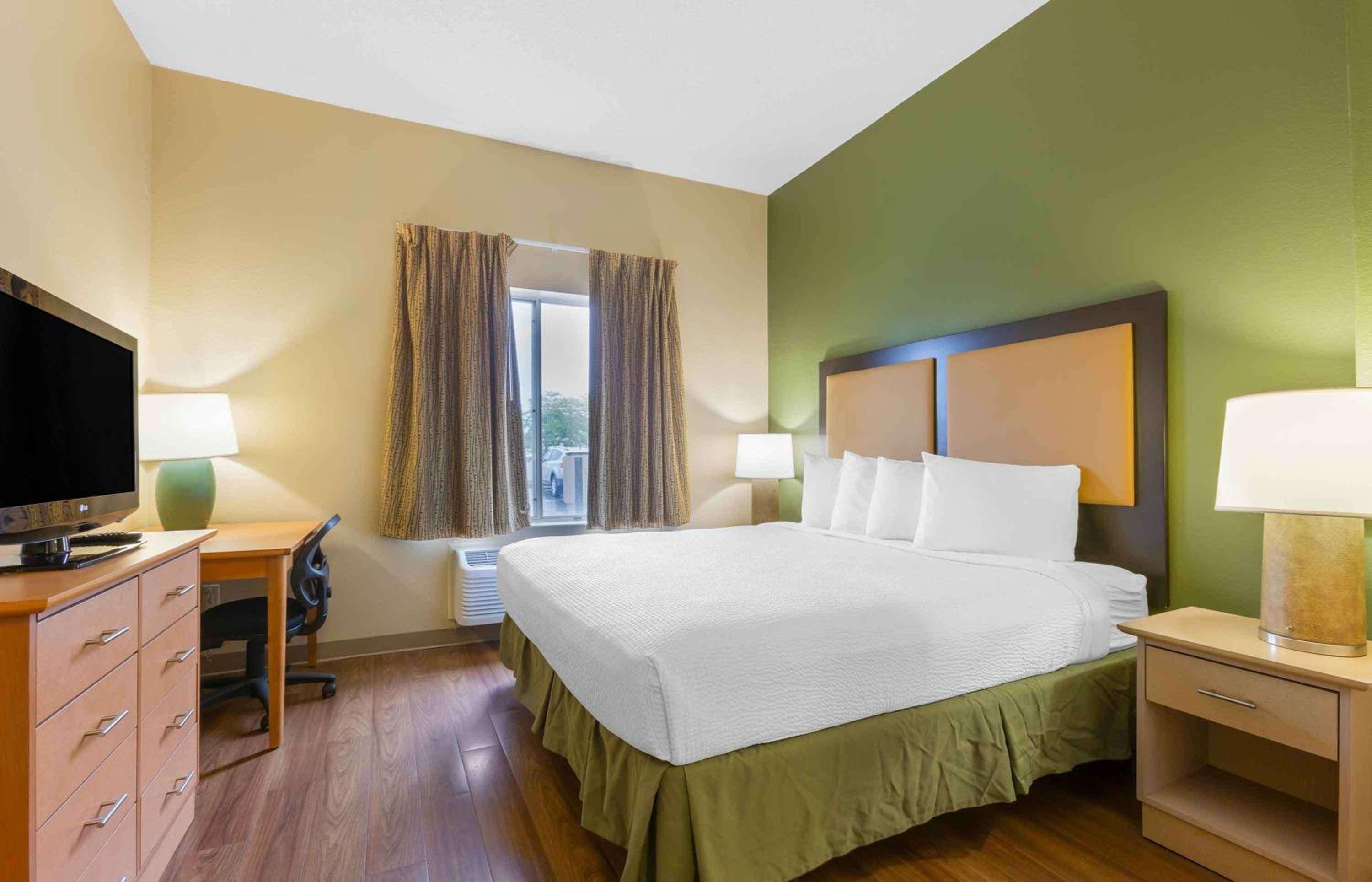 1 King Bed | Non-Smoking, Kitchen - Photo 1