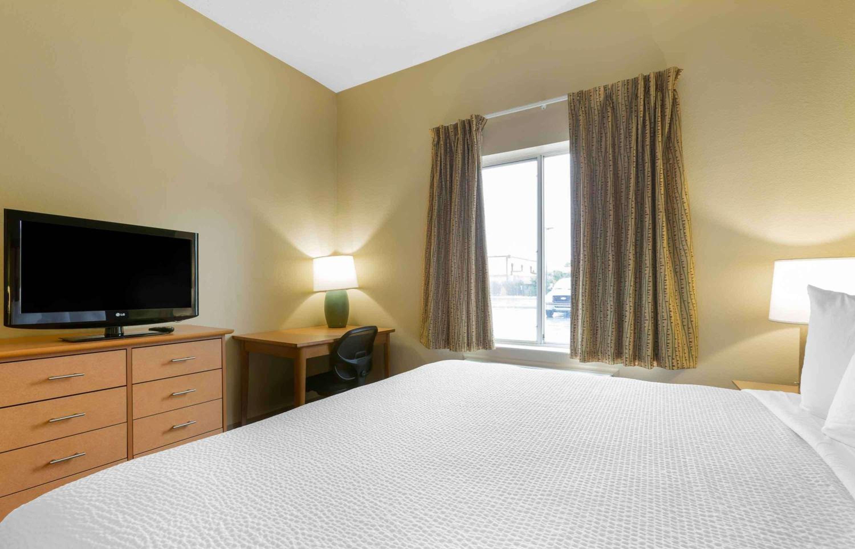 1 King Bed | Non-Smoking, Kitchen - Photo 2