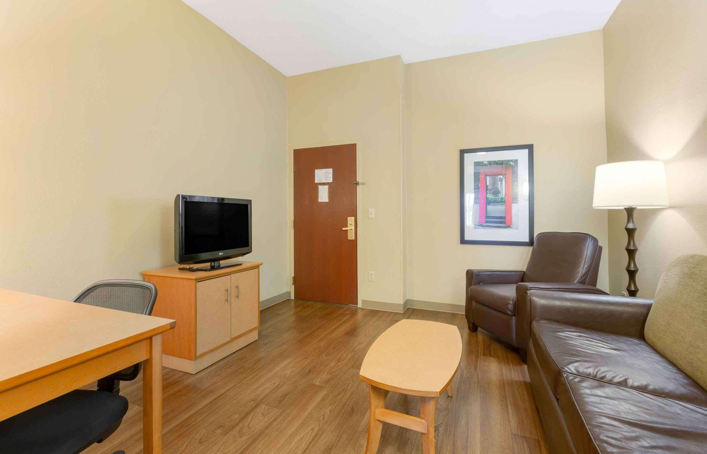 1 Queen Bed | Suite, Non-Smoking, Kitchen - Photo 5