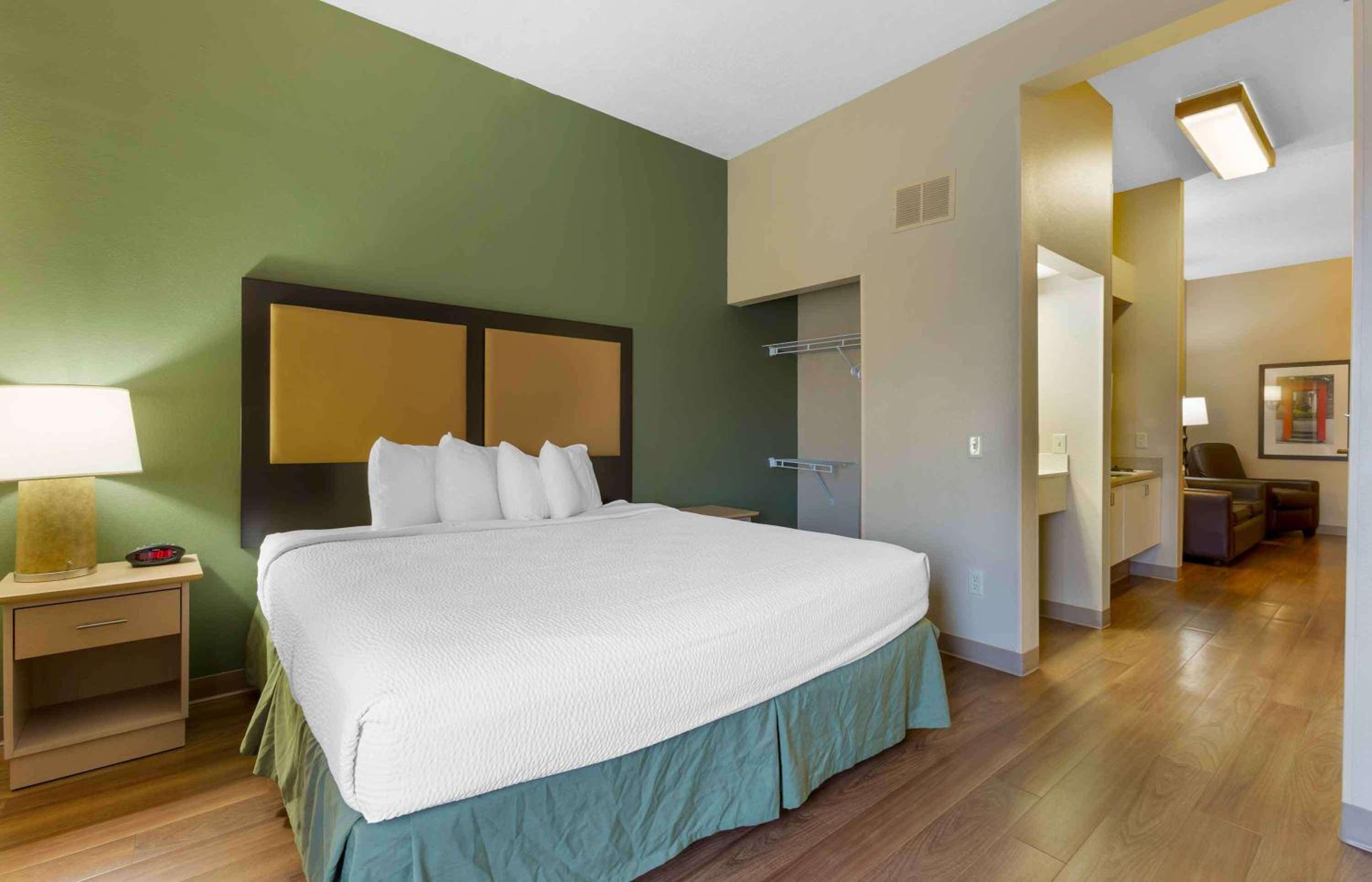 1 King Bed | Mobil Access Tub Nsmk Kitchen