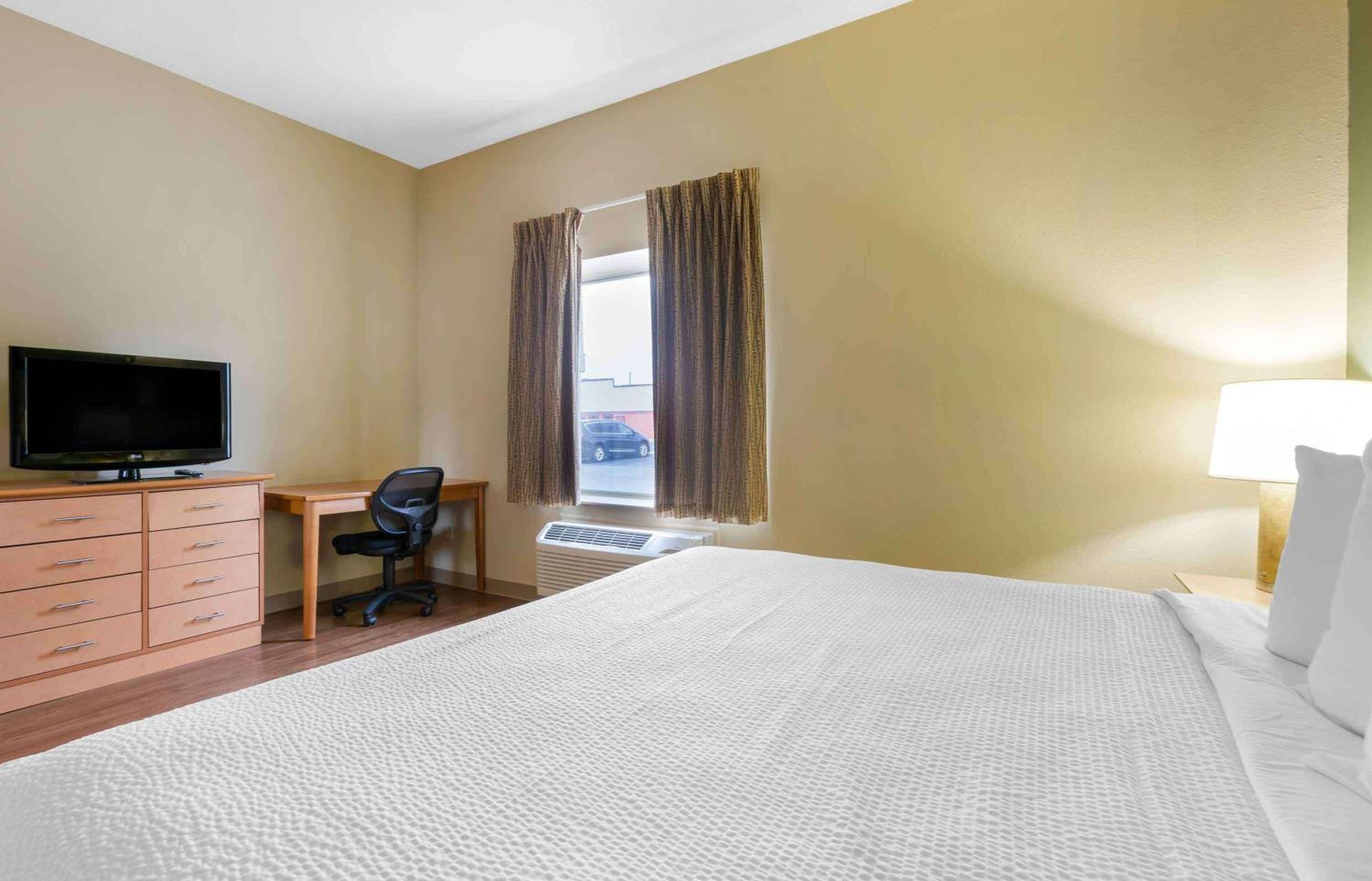 1 King Bed | Non-Smoking, Kitchen - Photo 3