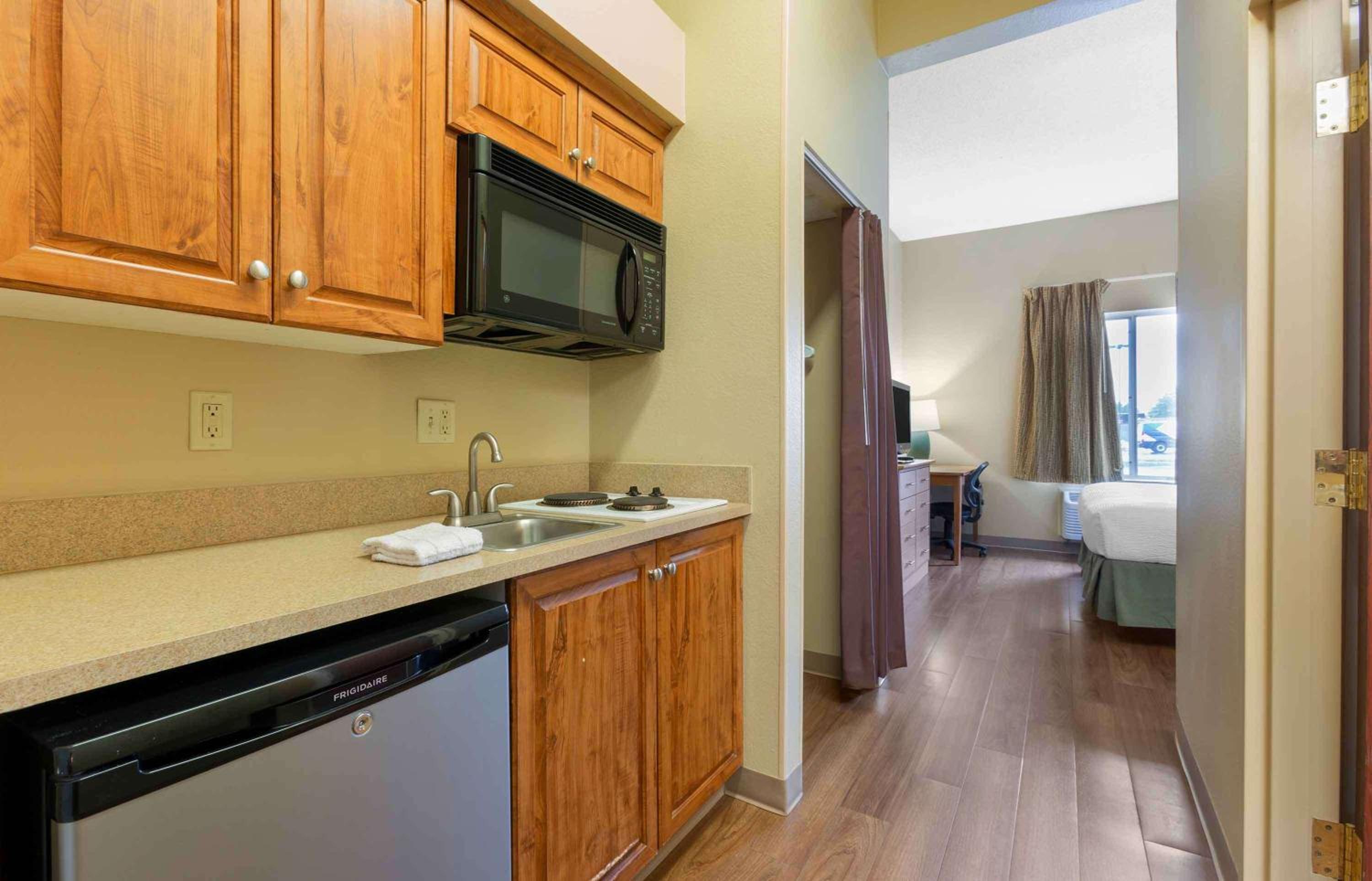 1 King Bed | Non-Smoking, Kitchen - Photo 6