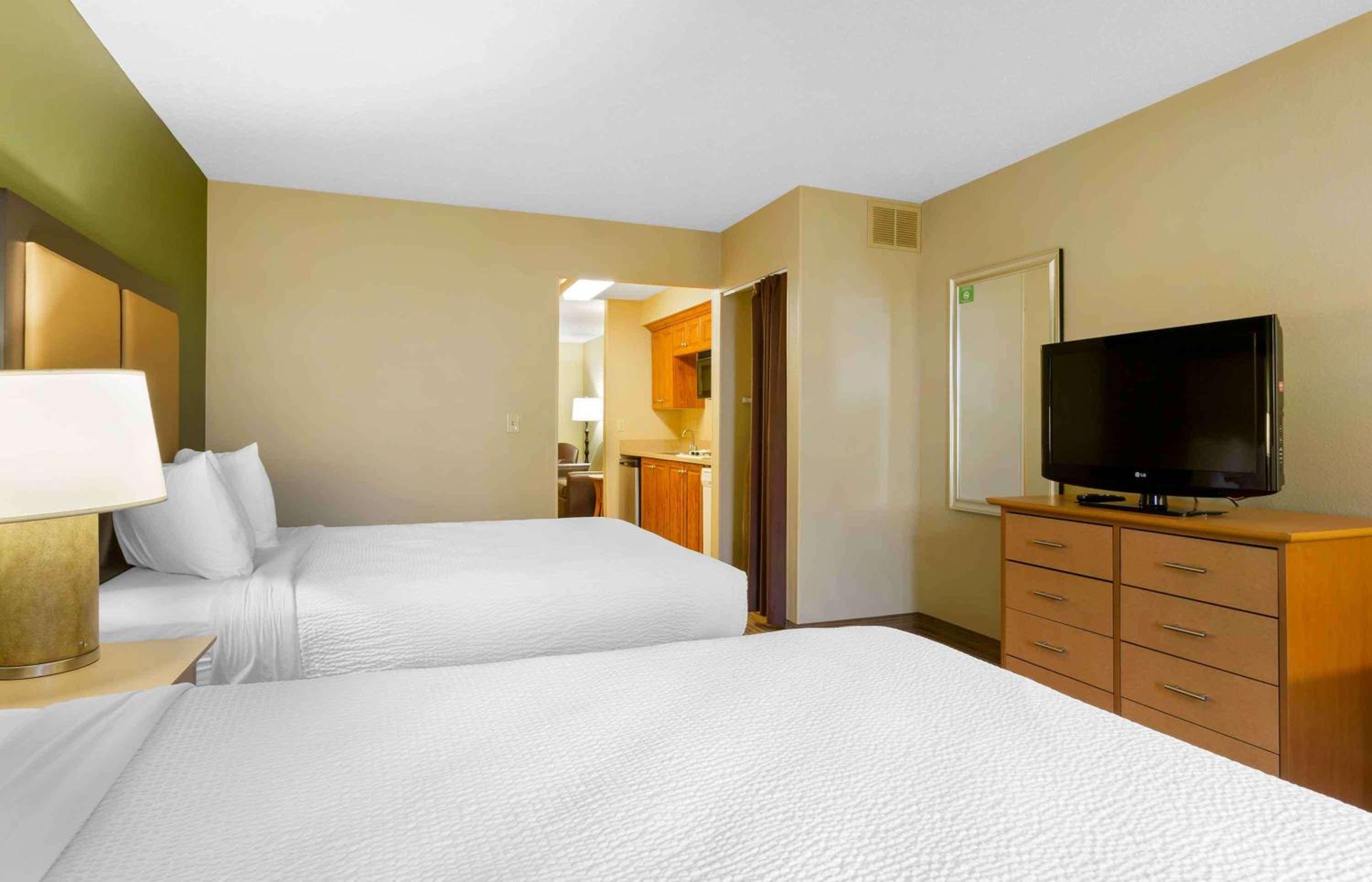 2 Queen Beds | Non-Smoking, Kitchen - Photo 2