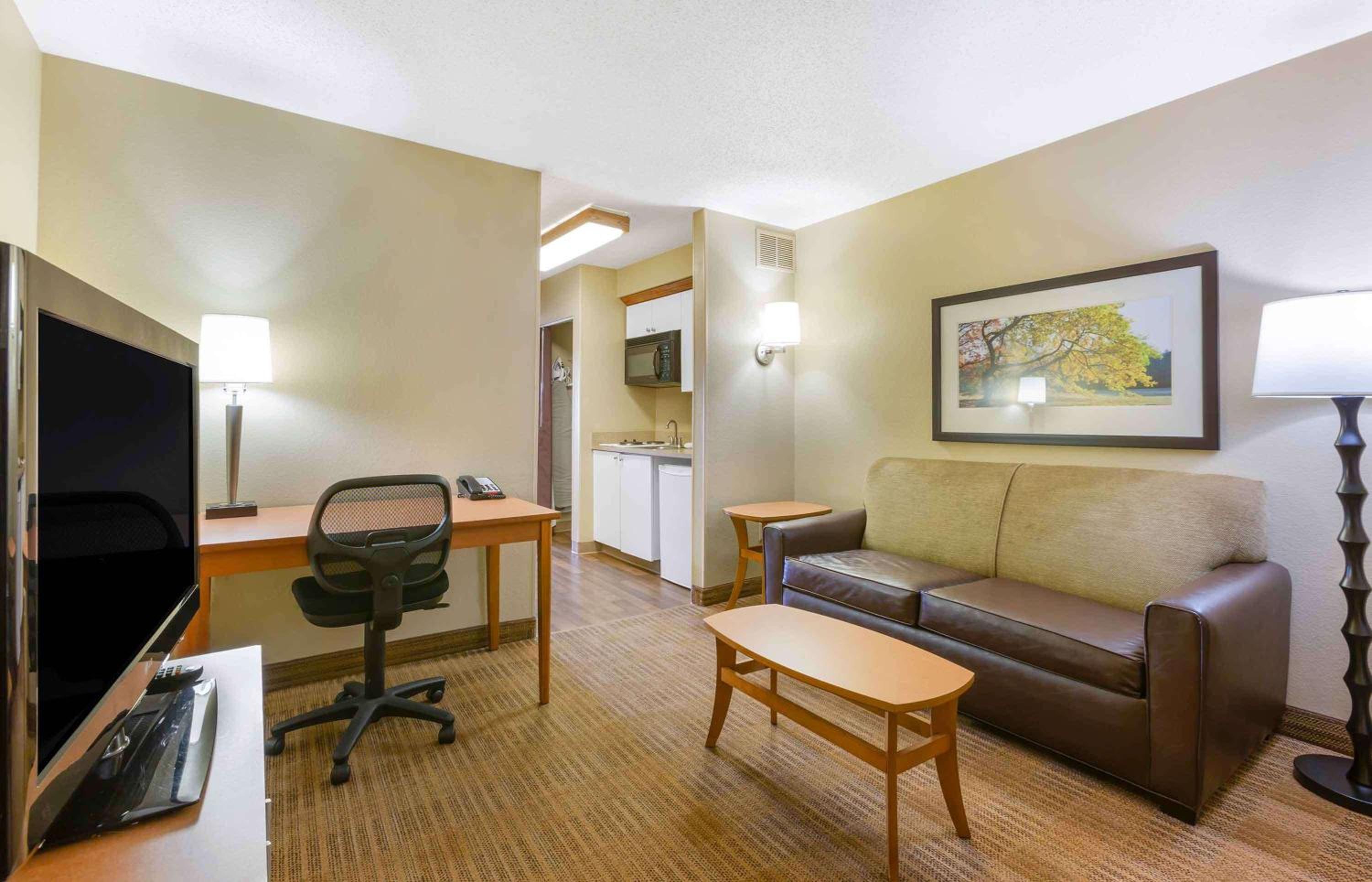 1 King Bed | Non-Smoking, Kitchen - Photo 7