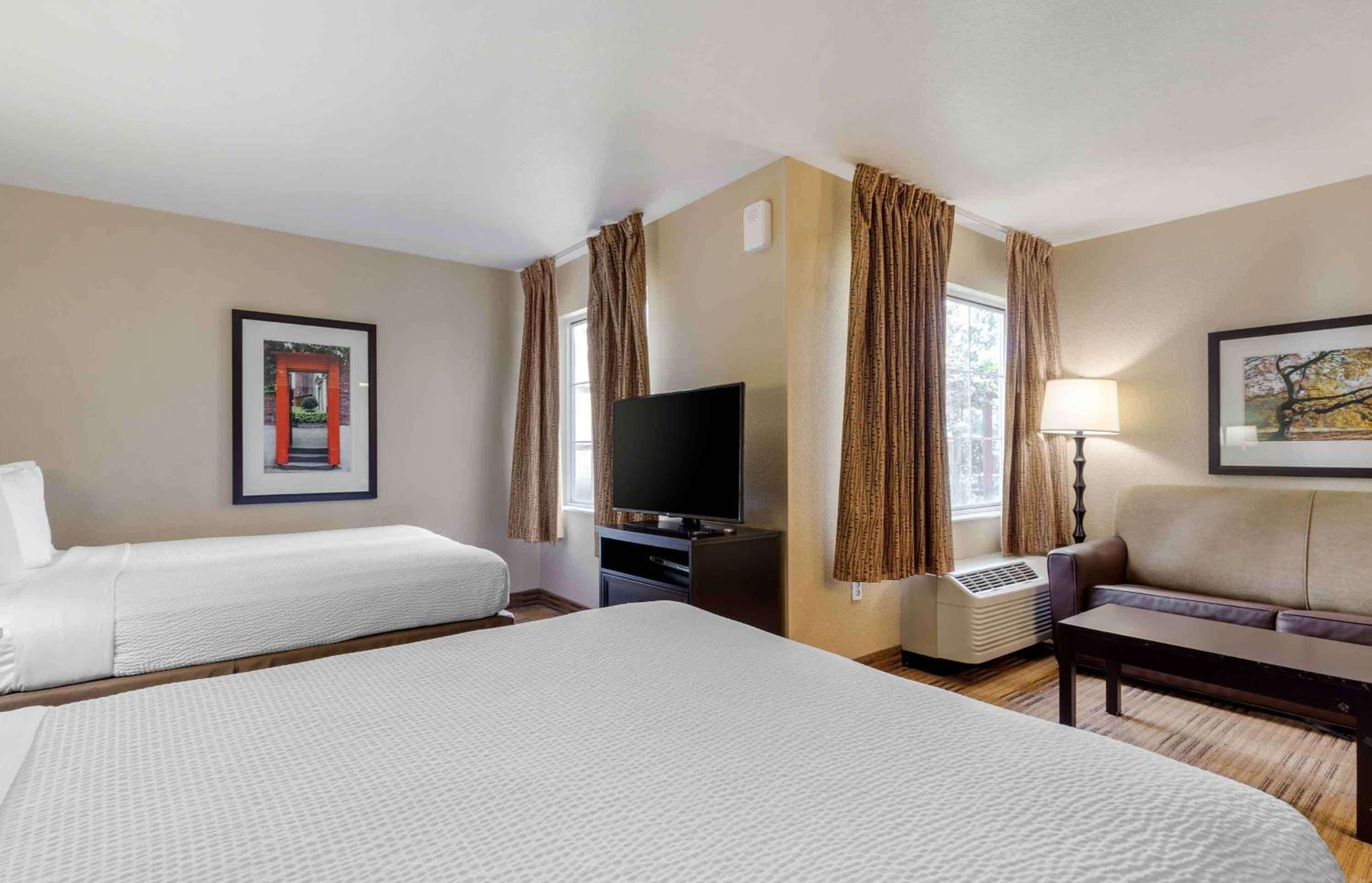 Deluxe Studio with 2 Queen Beds - Non-Smoking - Photo 1