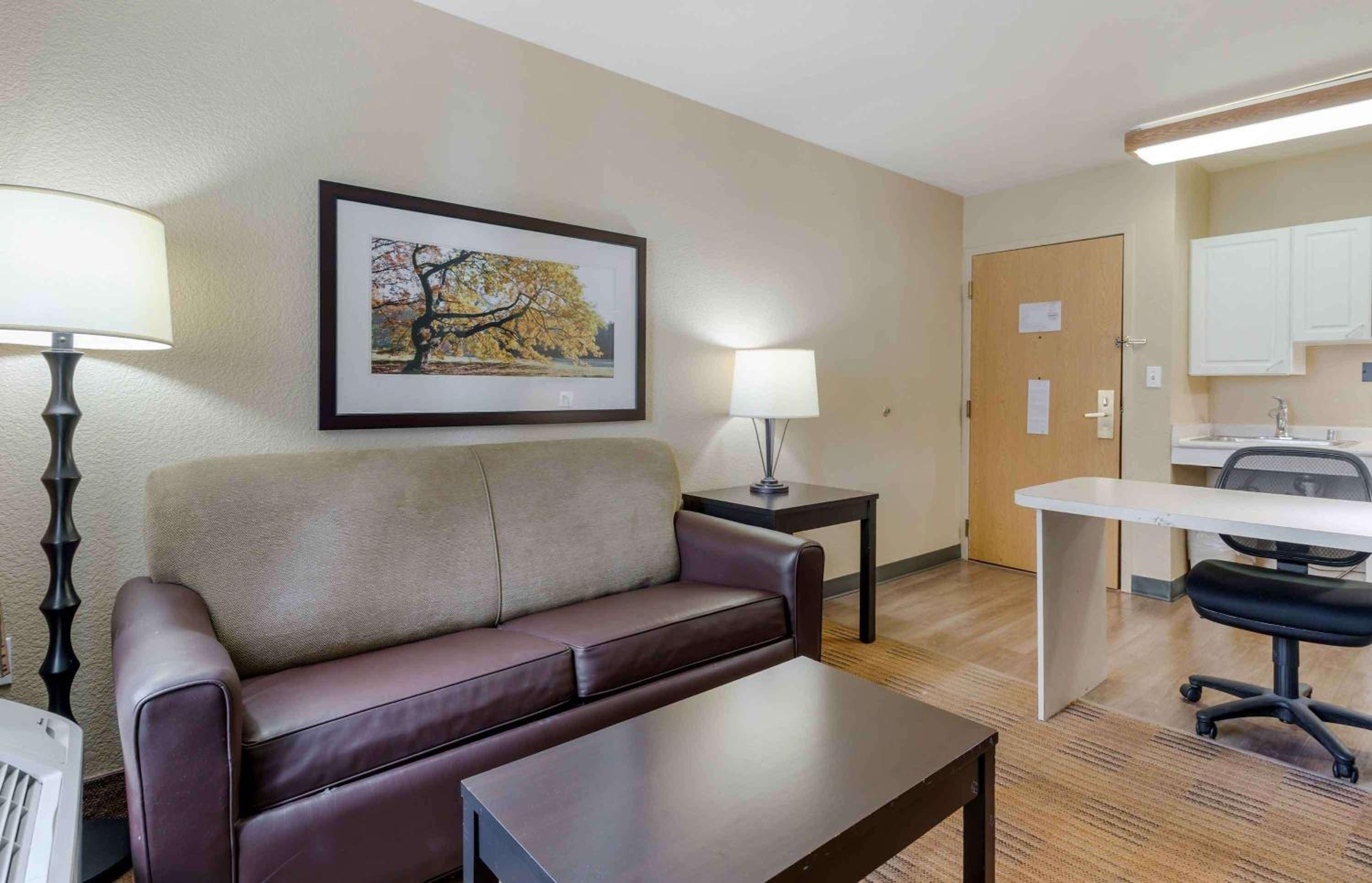 Deluxe Studio with 2 Queen Beds - Non-Smoking - Photo 6