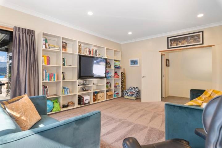 Five-Bedroom House photo 3