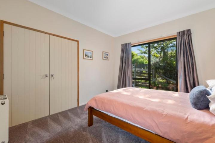 Five-Bedroom House photo 2