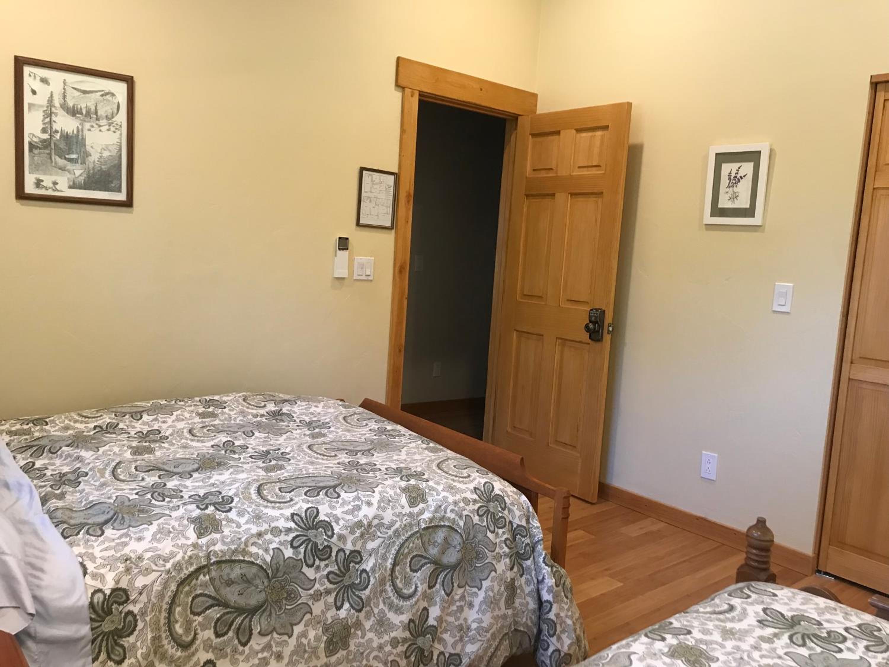 Double Room with Shared Bathroom photo 3