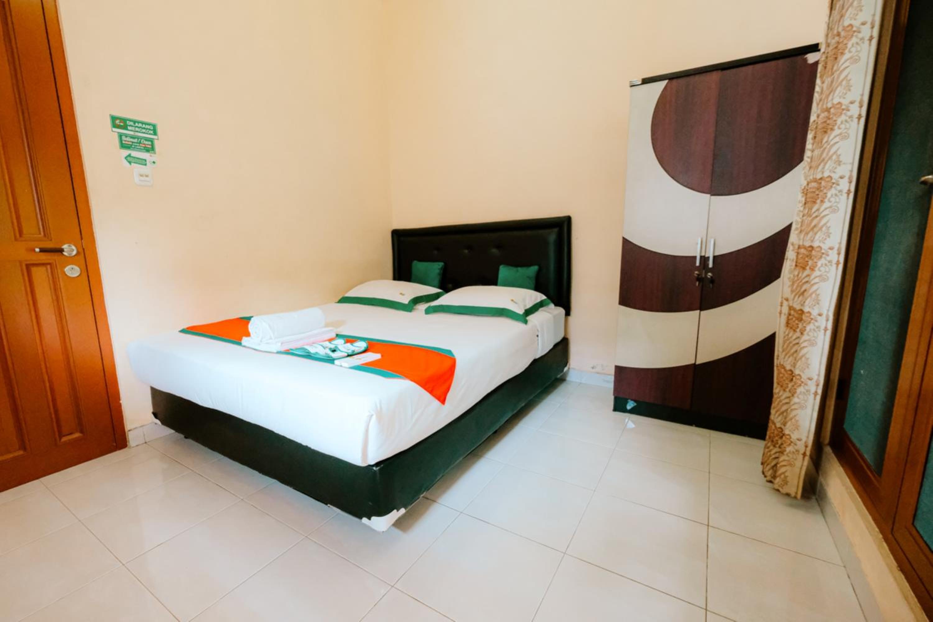 Three-Bedroom House - Photo 4
