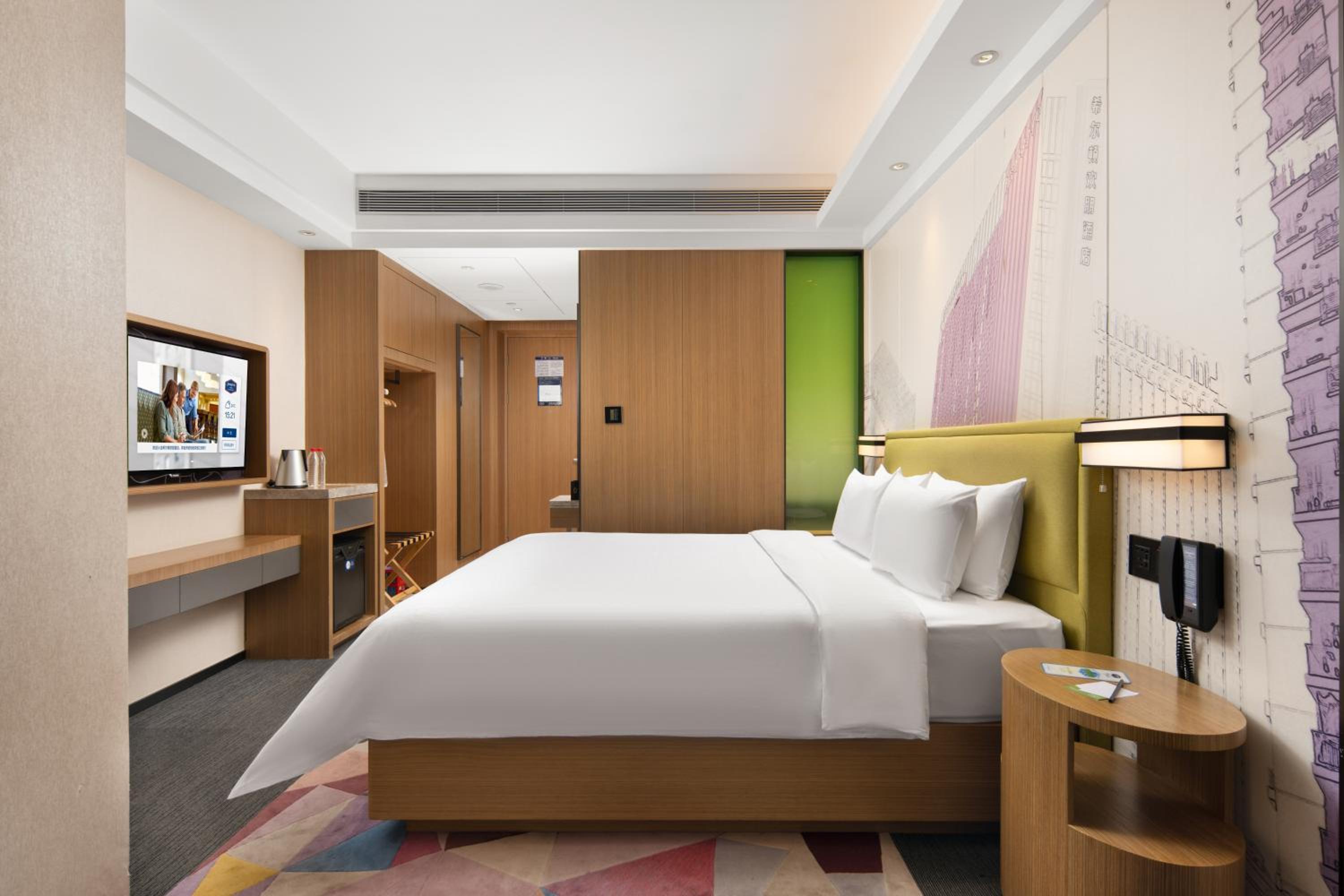 Comfort King Room With Pillar