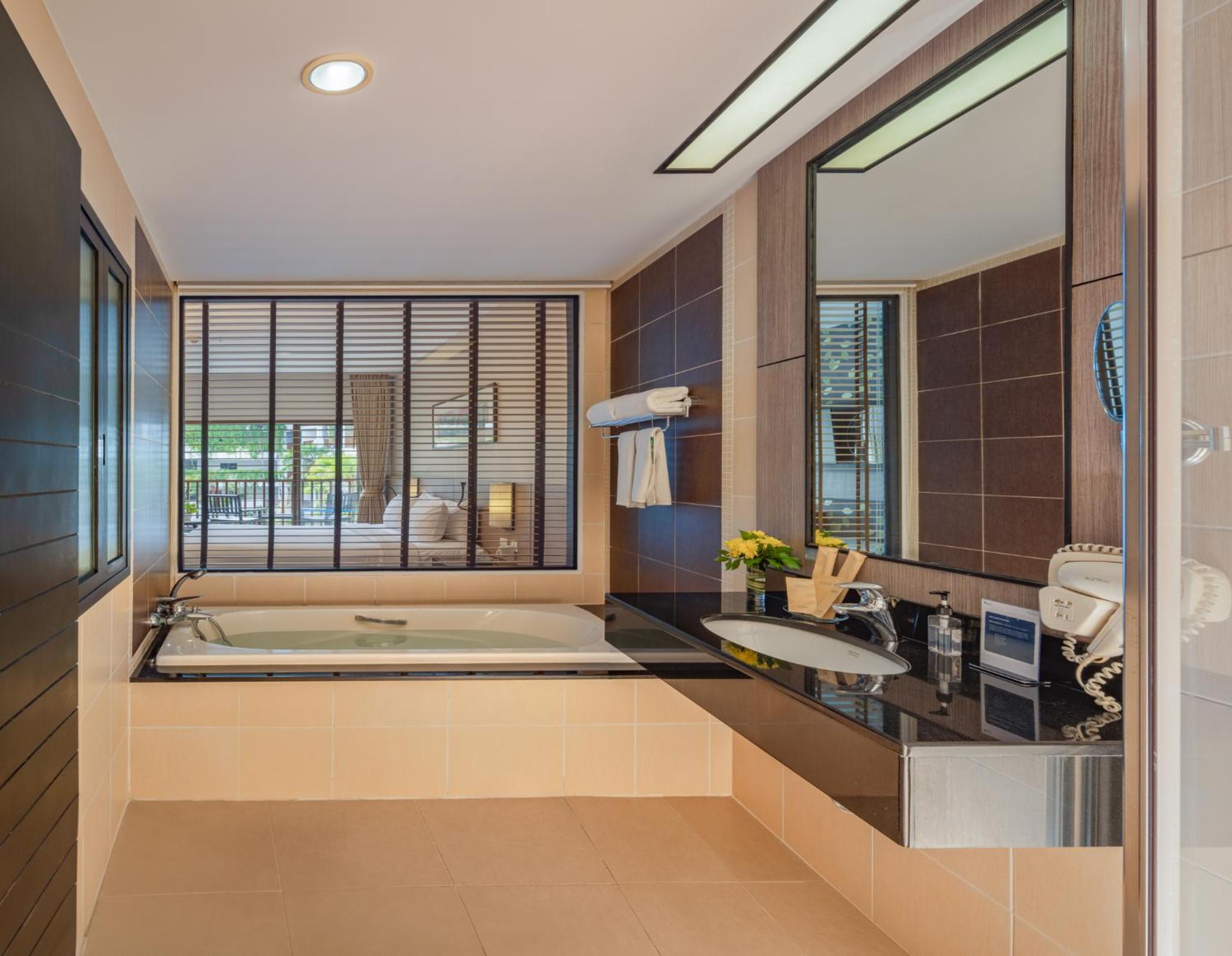 Deluxe Pool View - Photo 4